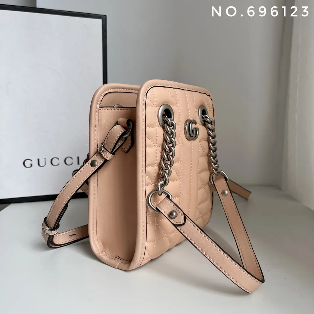 Actual shot #💰280 Style number: 696123 Size: 16x7x19 Gucci💝💝 GG quilted mini handbag. This is full of silhouette and texture. It exudes a strong retro style. It is very stylish as a handbag or crossbody. I also like the capacity.
