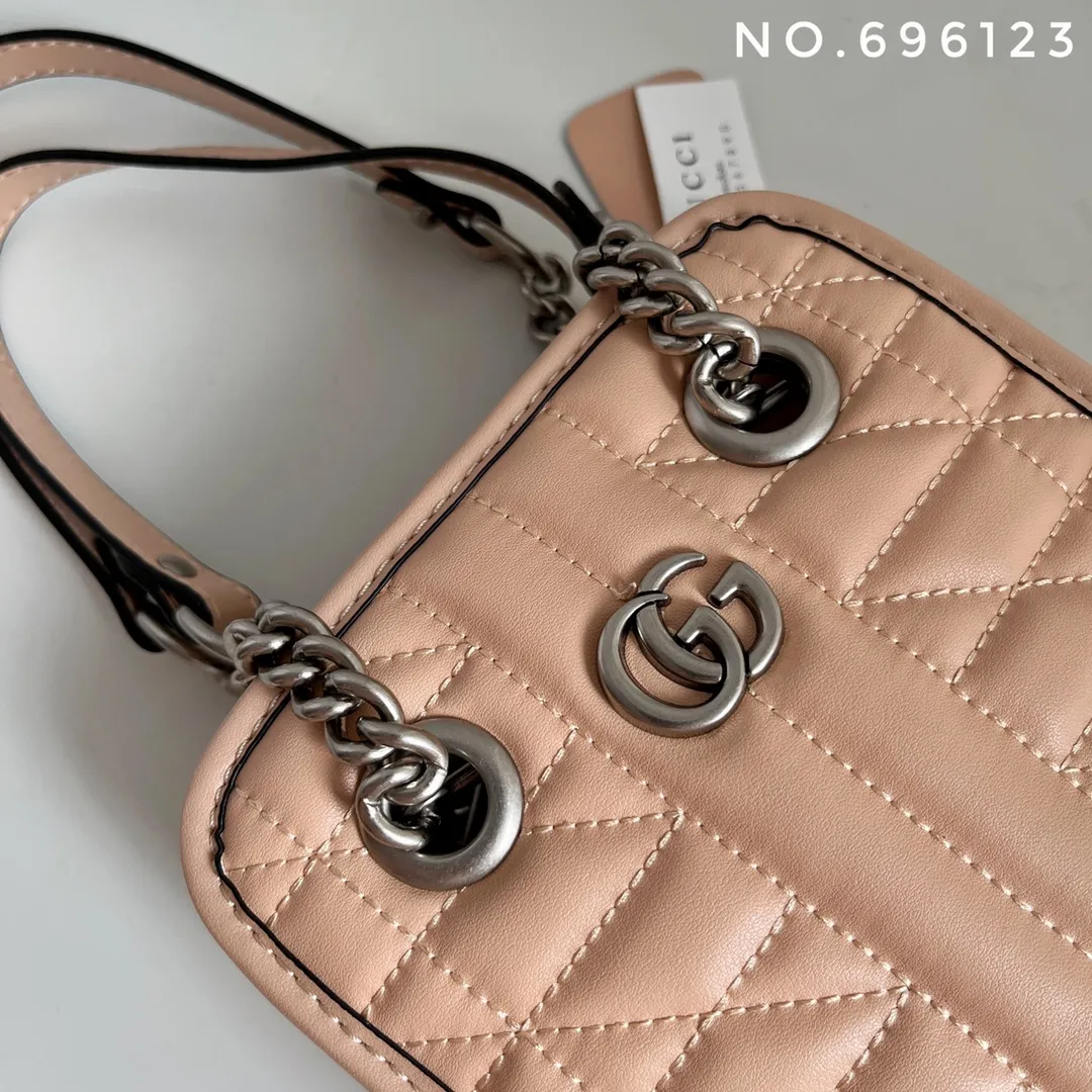 Actual shot #💰280 Style number: 696123 Size: 16x7x19 Gucci💝💝 GG quilted mini handbag. This is full of silhouette and texture. It exudes a strong retro style. It is very stylish as a handbag or crossbody. I also like the capacity.