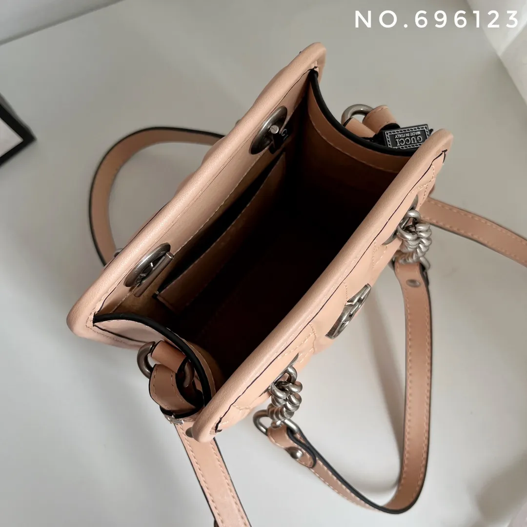 Actual shot #💰280 Style number: 696123 Size: 16x7x19 Gucci💝💝 GG quilted mini handbag. This is full of silhouette and texture. It exudes a strong retro style. It is very stylish as a handbag or crossbody. I also like the capacity.