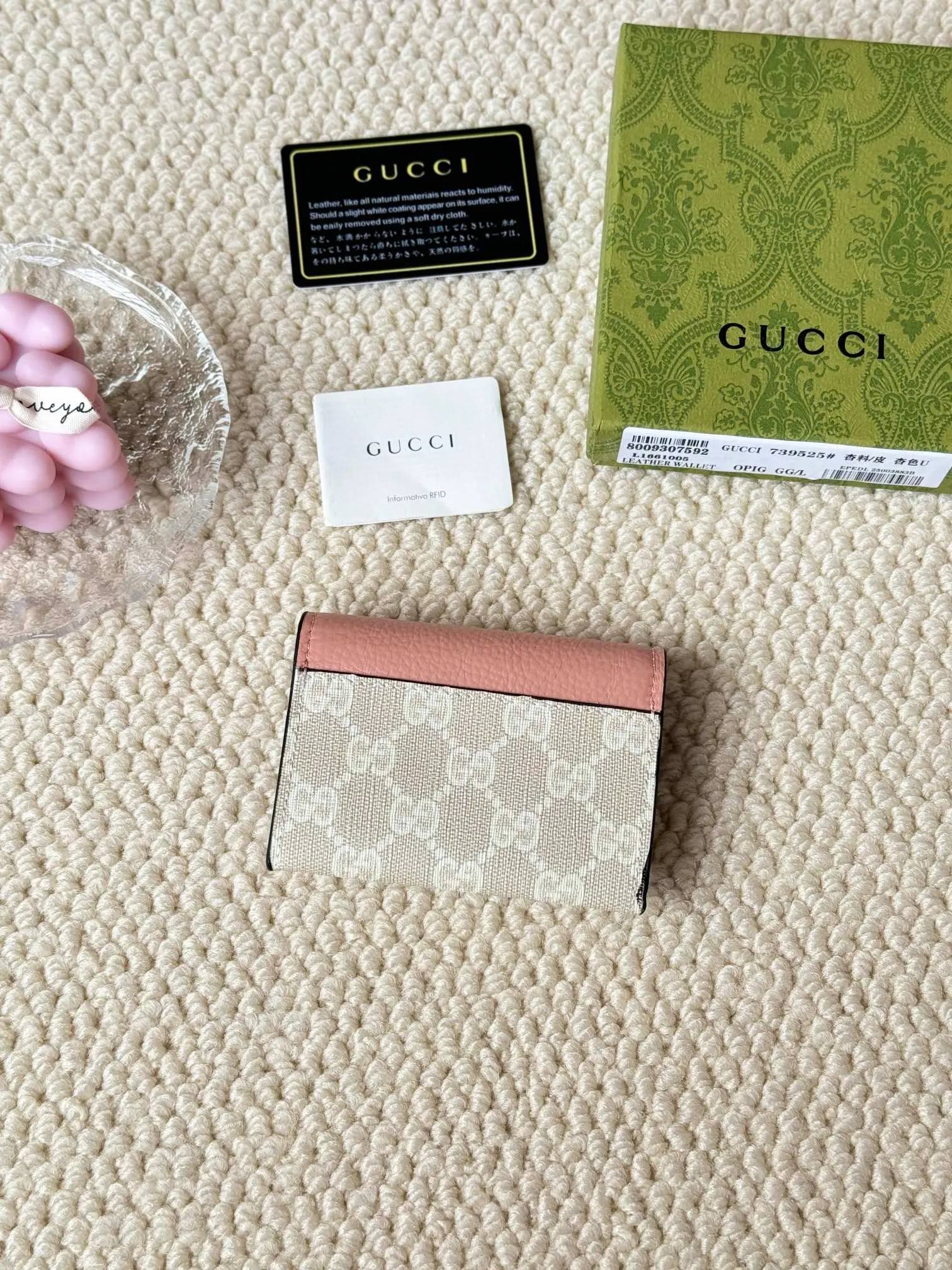 💰120 Gucci has launched a new model, the new mini folding coin purse, which can be held in hand and placed in the bag. Card bags are super cute. Number: 739525. Size: about 11cm.