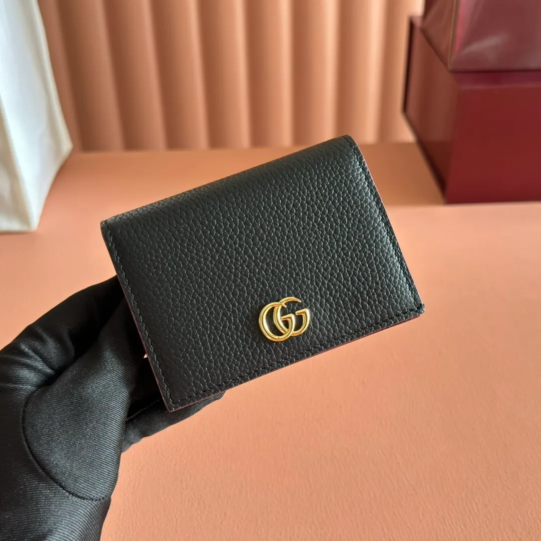 p400💋💋💋 "With full set of original counter packaging" [New product] This GG Marmont series card holder is made of classic and durable Ancora red with light pink cow leather, adding another classic to the "Aria-Fashion Aria" series. The Double G accessory originates from the belt buckle design of the 1970s, and is reinterpreted on this wallet in tone-on-tone resin. The classic design is combined with a monochromatic color scheme to highlight the modern fashion style. Anchor red and light pink leather Light gold resin hardware Double G 5 card compartments, 1 open pocket 1 bill compartment Internal zipper pocket Snap-button closure Weight: approx. 0.112 kg Model number: 456126. Dimensions when open: 11cm (W) x 17.5cm (H) Dimensions when closed: 11cm (W) x 8.5cm (H) x 3cm (D) Color: Anchor Red/Light Pink Made in Italy