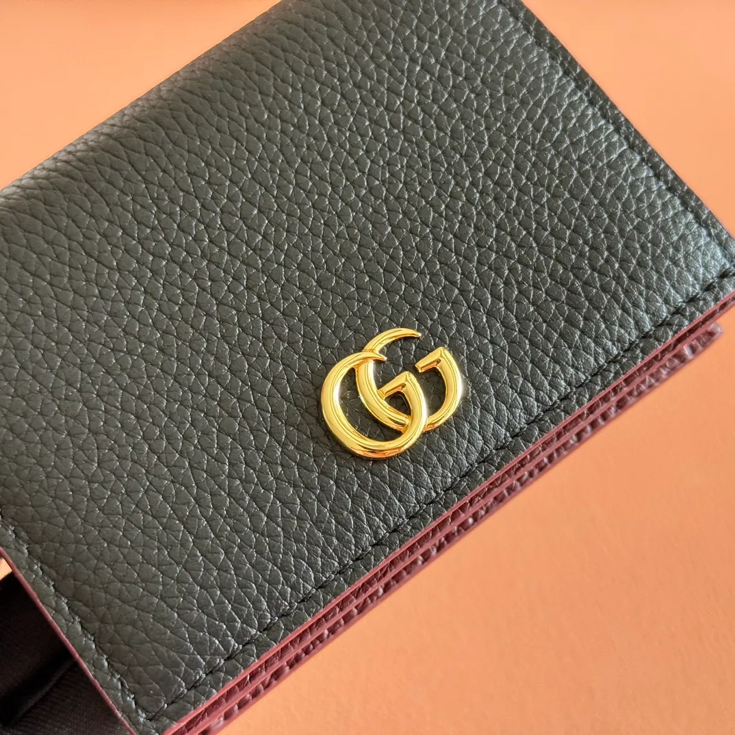 p400💋💋💋 "With full set of original counter packaging" [New product] This GG Marmont series card holder is made of classic and durable Ancora red with light pink cow leather, adding another classic to the "Aria-Fashion Aria" series. The Double G accessory originates from the belt buckle design of the 1970s, and is reinterpreted on this wallet in tone-on-tone resin. The classic design is combined with a monochromatic color scheme to highlight the modern fashion style. Anchor red and light pink leather Light gold resin hardware Double G 5 card compartments, 1 open pocket 1 bill compartment Internal zipper pocket Snap-button closure Weight: approx. 0.112 kg Model number: 456126. Dimensions when open: 11cm (W) x 17.5cm (H) Dimensions when closed: 11cm (W) x 8.5cm (H) x 3cm (D) Color: Anchor Red/Light Pink Made in Italy