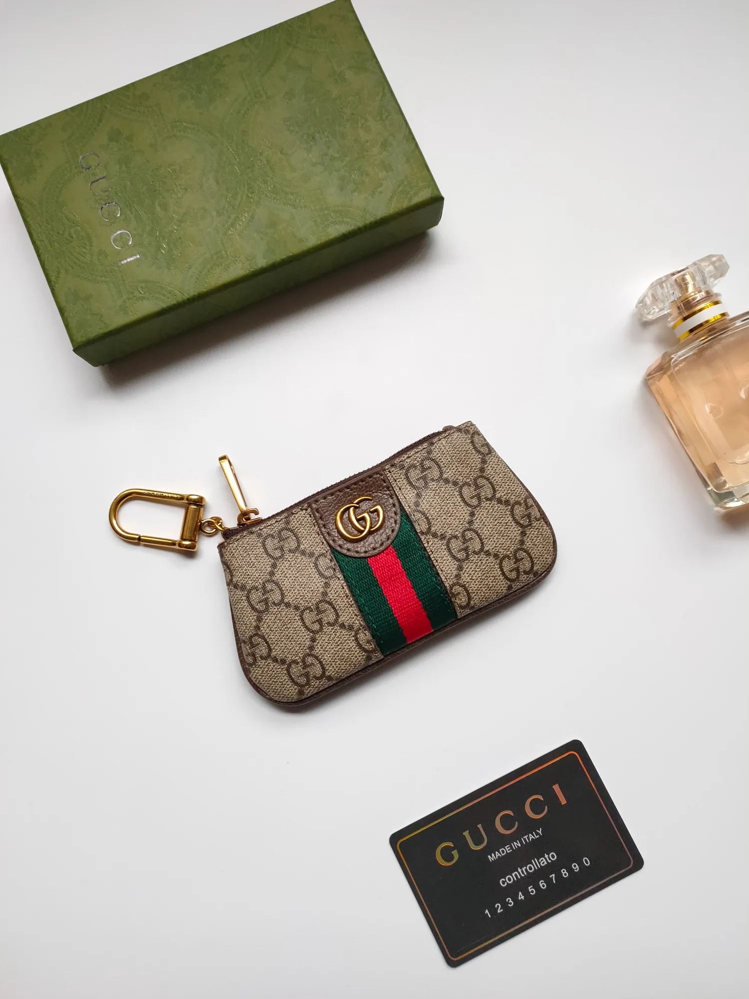 ￥130 GUCCI’s new small coin purse ~ lipstick bag! Made of imported cowhide and PVC! Paired with exquisite original factory hardware! Flexible and unique hook buckle, small and exquisite, with great effect. Model: 671722, size: 12x7.5x1.5cm.