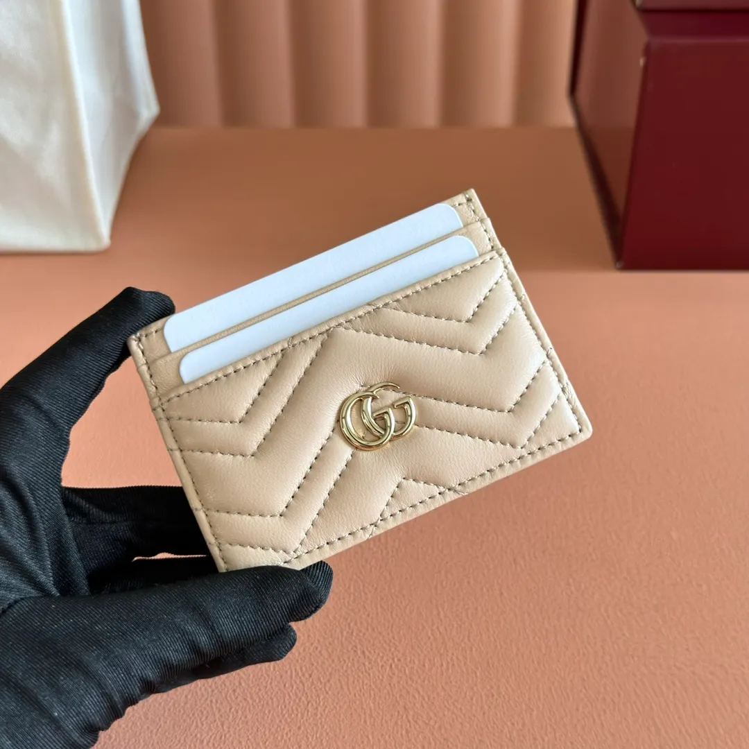 p280💋💋💋"With full set of original counter packaging" This GG Marmont series card holder is crafted from light blue V-shaped Matelassé cow leather. The bag has a crisp shape and is equipped with the iconic Double G accessories in silver tones. Light blue V-shaped Matelassé cow leather, silver-toned hardware, Double G, 4 card compartments, 1 open pocket. Model number: 443127. Dimensions: 10cm (width) x 7cm (height) Weight: approx. 65g