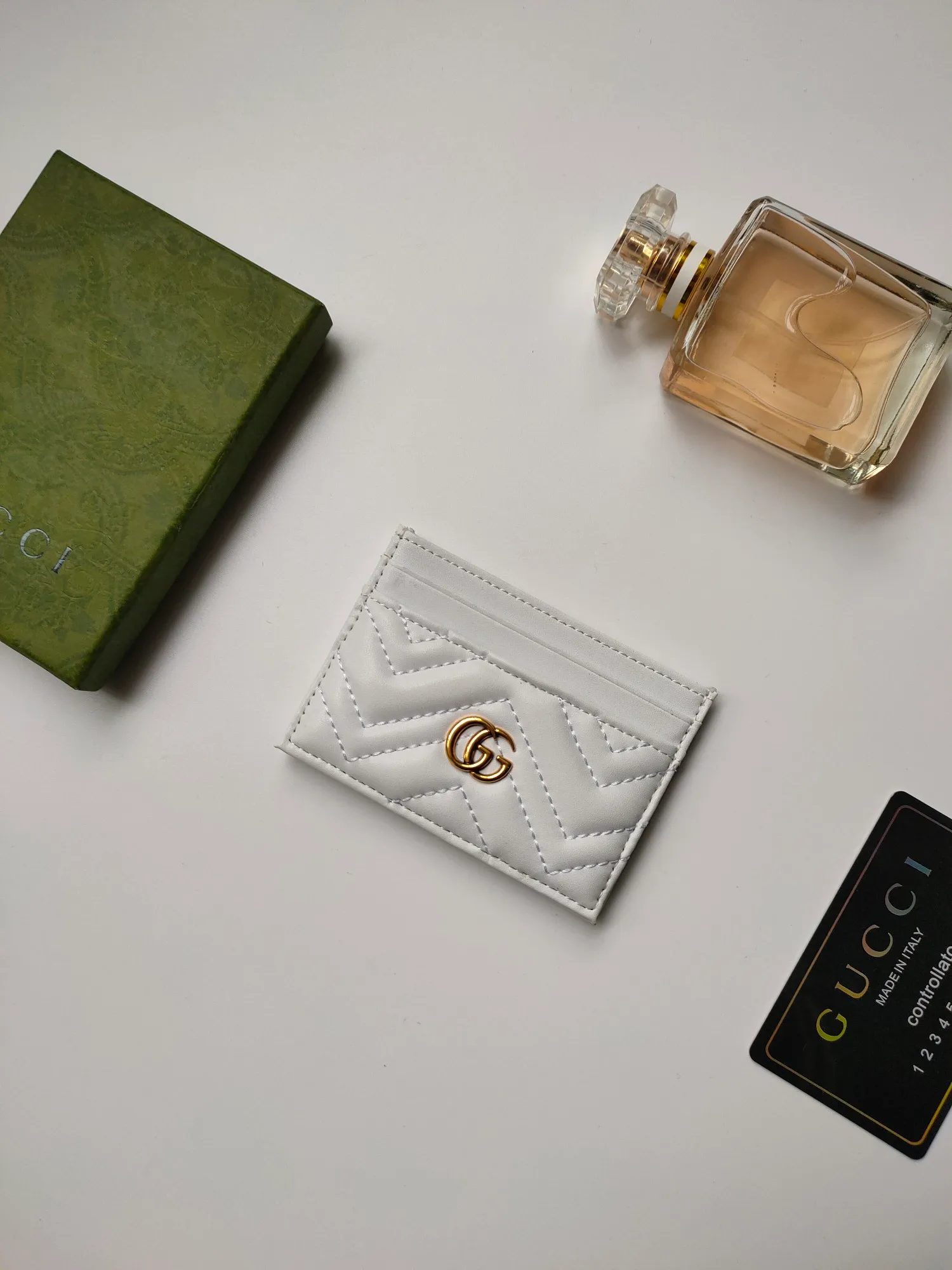 ¥90💰GUCCI’s new women’s card holder. GG Marmont card holder. Made of calfskin, quilted humanoid pattern and crafted with top-grade overseas hardware. Style number: 443127 full leather. GG Marmont card holder! Size: W10xH7cm. Comes with packaging box.