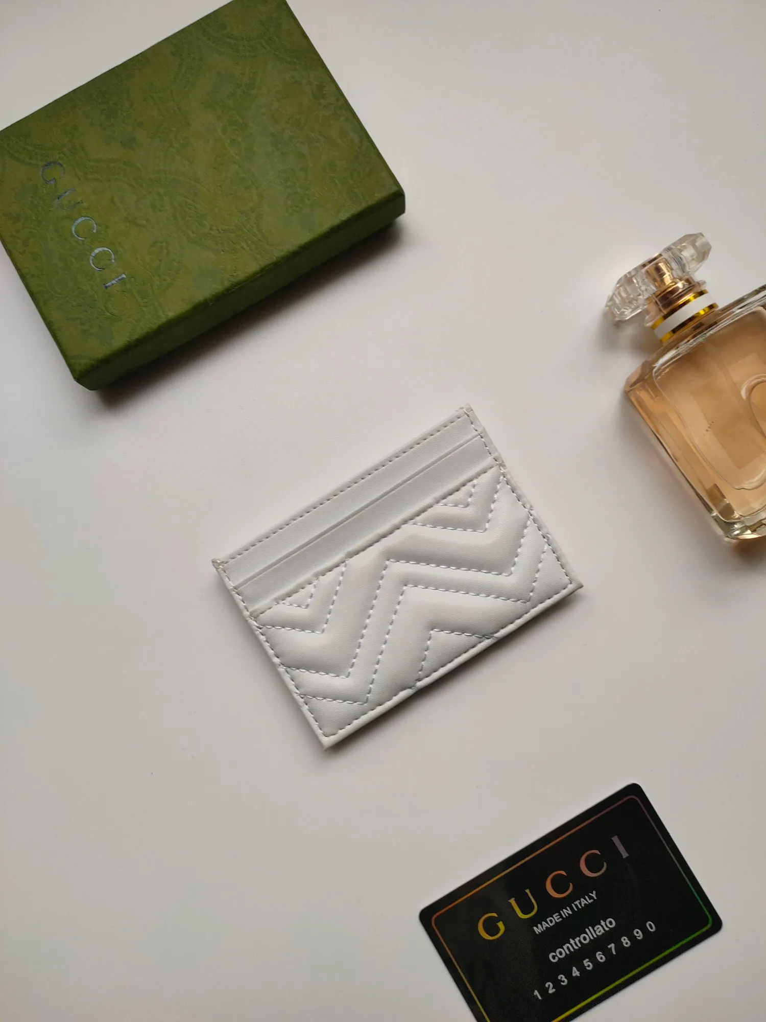 ¥90💰GUCCI’s new women’s card holder. GG Marmont card holder. Made of calfskin, quilted humanoid pattern and crafted with top-grade overseas hardware. Style number: 443127 full leather. GG Marmont card holder! Size: W10xH7cm. Comes with packaging box.