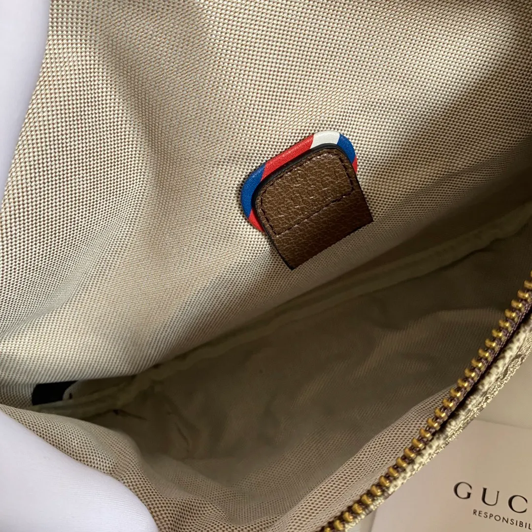 Actual shot #💰260 Model: 529711 Embroidered Universe Size: 28x18x8cm. GG ophidia Travel has always been one of the brand’s sources of inspiration. Decorated with a variety of fashionable embroidery and retro-style details such as planets. Retro airmail piping and Gucci retro logo taken from archive designs. Chest bag✅waist bag✅