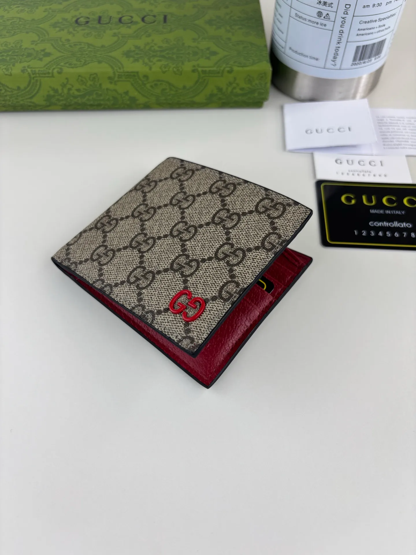 💰120 GUCCl Produced by Gujia! Gucci's small leather accessories push the boundaries of design, constantly reinterpreting classic pieces in a personalized way. This men's wallet combines the classic GG Supreme brown canvas with red GG accessories to create a modern and stylish accessory. Style No.: 768243 Size: 11cm x 9cm x 1.5cm Color: Brown/Red
