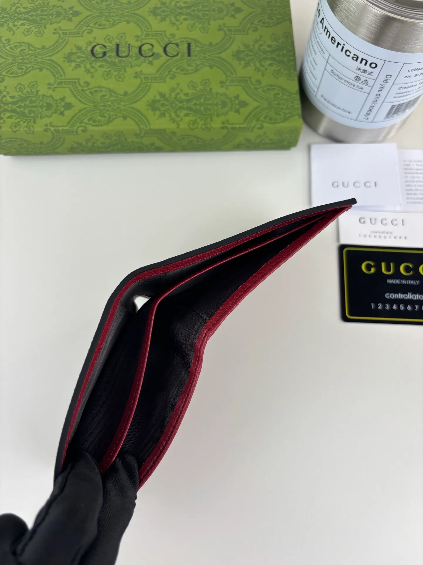 💰120 GUCCl Produced by Gujia! Gucci's small leather accessories push the boundaries of design, constantly reinterpreting classic pieces in a personalized way. This men's wallet combines the classic GG Supreme brown canvas with red GG accessories to create a modern and stylish accessory. Style No.: 768243 Size: 11cm x 9cm x 1.5cm Color: Brown/Red
