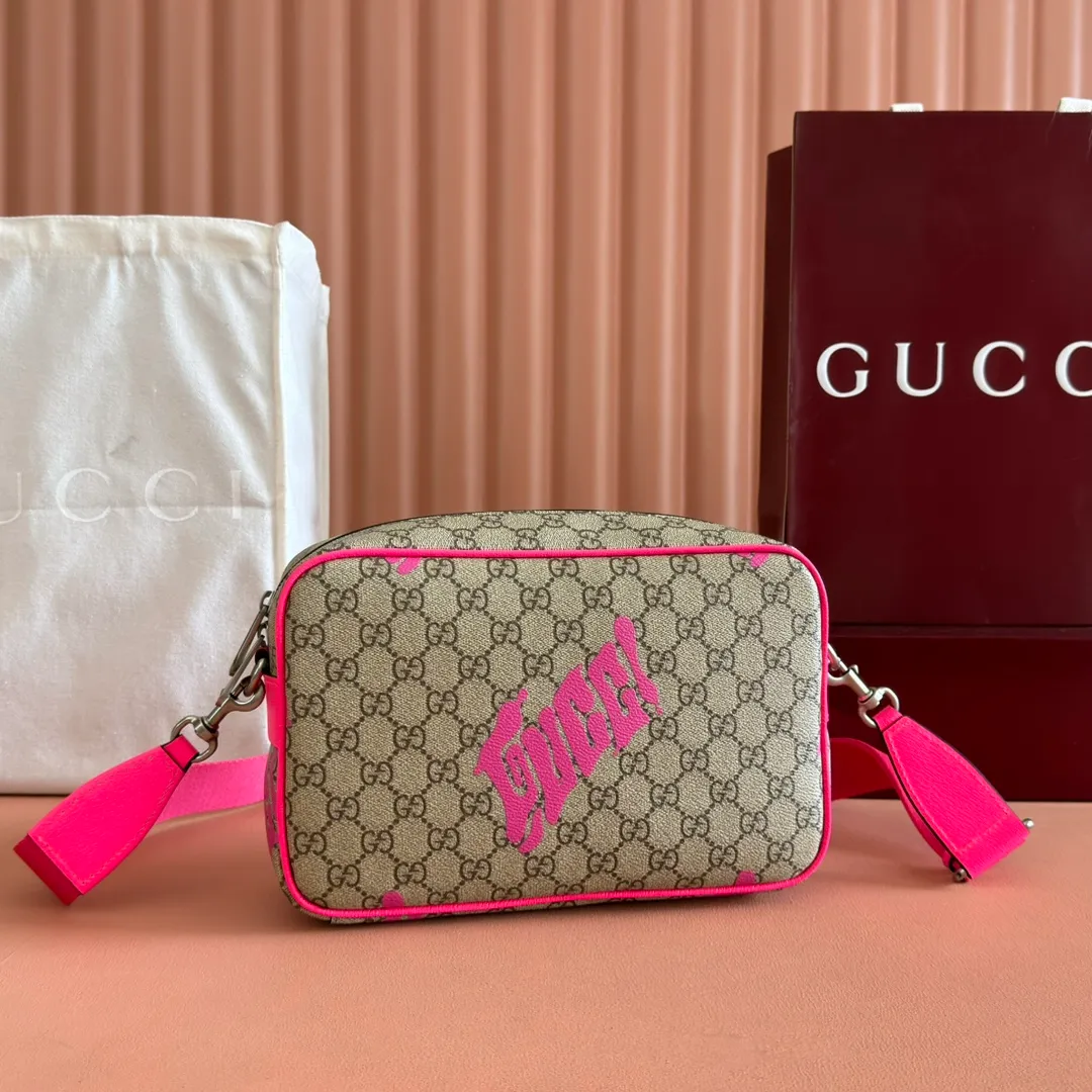 p960💋💋💋【With full counter packaging】In the 2025 early autumn series, Chinese artist Currynew reinterprets the brand logo, adding color to men's ready-to-wear, leather goods and accessories. This cross-body bag is crafted from coated fabric with the classic GG monogram pattern, cleverly integrated with Gucci prints and contrasting leather piping, making the entire design fuller. Beige and dark brown coated fabric with classic GG monogram pattern Bright pink leather trim Gucci print Currynew workmanship Cotton and linen blend lining Interior: 1 zip pocket Holds iPhone Plus, bi-fold wallet or card holder, and Airpods Removable canvas and leather shoulder strap (55cm high) Zip closure Ident No.: 839380. Dimensions: 27 cm (width) x 18 cm (height) x 7.5 cm (depth) Weight: about 0.61 kg Color: Purple silk screen/original leather.  Made in Italy