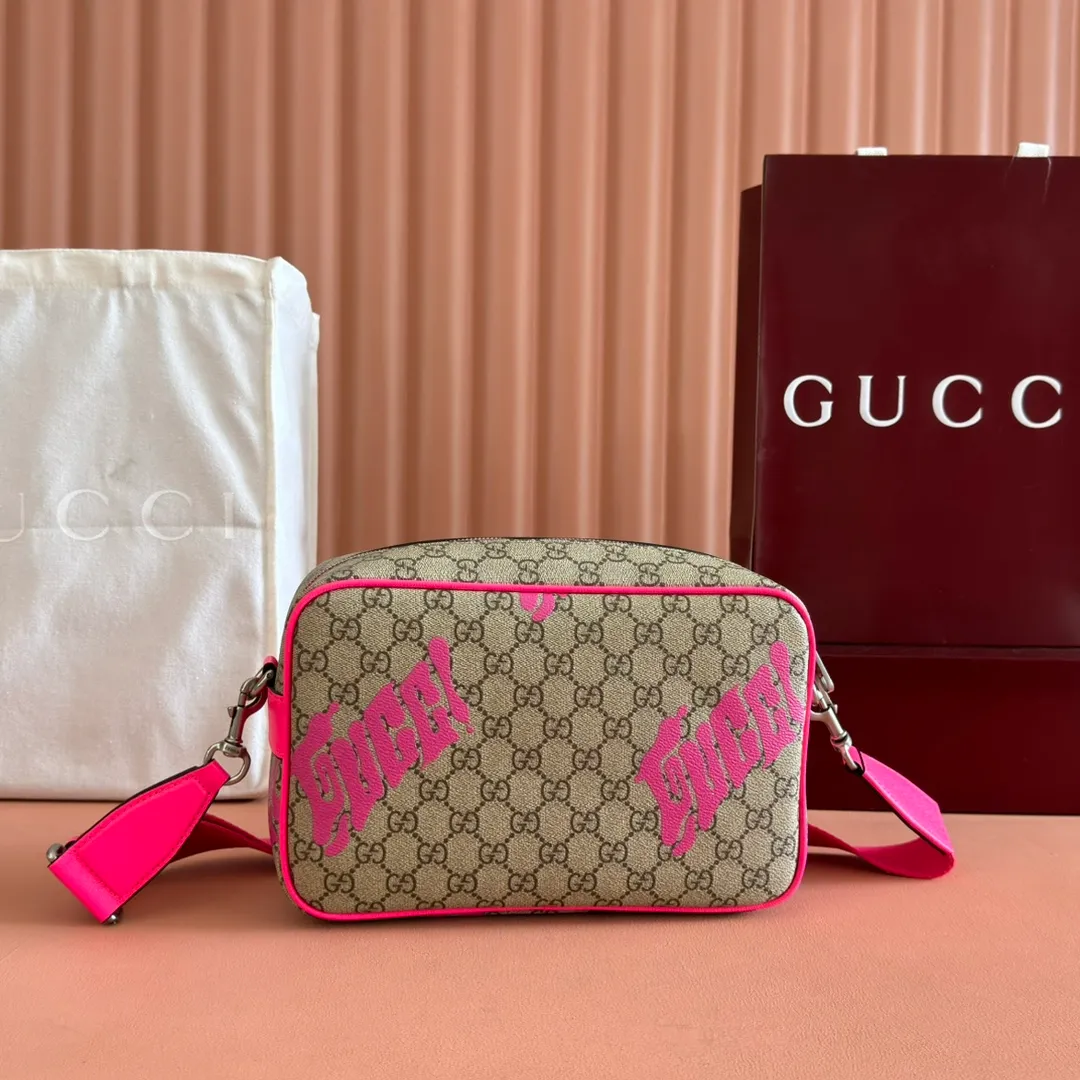 p960💋💋💋【With full counter packaging】In the 2025 early autumn series, Chinese artist Currynew reinterprets the brand logo, adding color to men's ready-to-wear, leather goods and accessories. This cross-body bag is crafted from coated fabric with the classic GG monogram pattern, cleverly integrated with Gucci prints and contrasting leather piping, making the entire design fuller. Beige and dark brown coated fabric with classic GG monogram pattern Bright pink leather trim Gucci print Currynew workmanship Cotton and linen blend lining Interior: 1 zip pocket Holds iPhone Plus, bi-fold wallet or card holder, and Airpods Removable canvas and leather shoulder strap (55cm high) Zip closure Ident No.: 839380. Dimensions: 27 cm (width) x 18 cm (height) x 7.5 cm (depth) Weight: about 0.61 kg Color: Purple silk screen/original leather.  Made in Italy