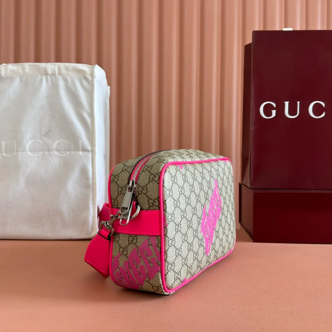 p960💋💋💋【With full counter packaging】In the 2025 early autumn series, Chinese artist Currynew reinterprets the brand logo, adding color to men's ready-to-wear, leather goods and accessories. This cross-body bag is crafted from coated fabric with the classic GG monogram pattern, cleverly integrated with Gucci prints and contrasting leather piping, making the entire design fuller. Beige and dark brown coated fabric with classic GG monogram pattern Bright pink leather trim Gucci print Currynew workmanship Cotton and linen blend lining Interior: 1 zip pocket Holds iPhone Plus, bi-fold wallet or card holder, and Airpods Removable canvas and leather shoulder strap (55cm high) Zip closure Ident No.: 839380. Dimensions: 27 cm (width) x 18 cm (height) x 7.5 cm (depth) Weight: about 0.61 kg Color: Purple silk screen/original leather.  Made in Italy