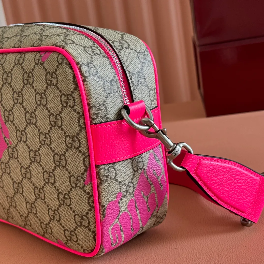 p960💋💋💋【With full counter packaging】In the 2025 early autumn series, Chinese artist Currynew reinterprets the brand logo, adding color to men's ready-to-wear, leather goods and accessories. This cross-body bag is crafted from coated fabric with the classic GG monogram pattern, cleverly integrated with Gucci prints and contrasting leather piping, making the entire design fuller. Beige and dark brown coated fabric with classic GG monogram pattern Bright pink leather trim Gucci print Currynew workmanship Cotton and linen blend lining Interior: 1 zip pocket Holds iPhone Plus, bi-fold wallet or card holder, and Airpods Removable canvas and leather shoulder strap (55cm high) Zip closure Ident No.: 839380. Dimensions: 27 cm (width) x 18 cm (height) x 7.5 cm (depth) Weight: about 0.61 kg Color: Purple silk screen/original leather.  Made in Italy