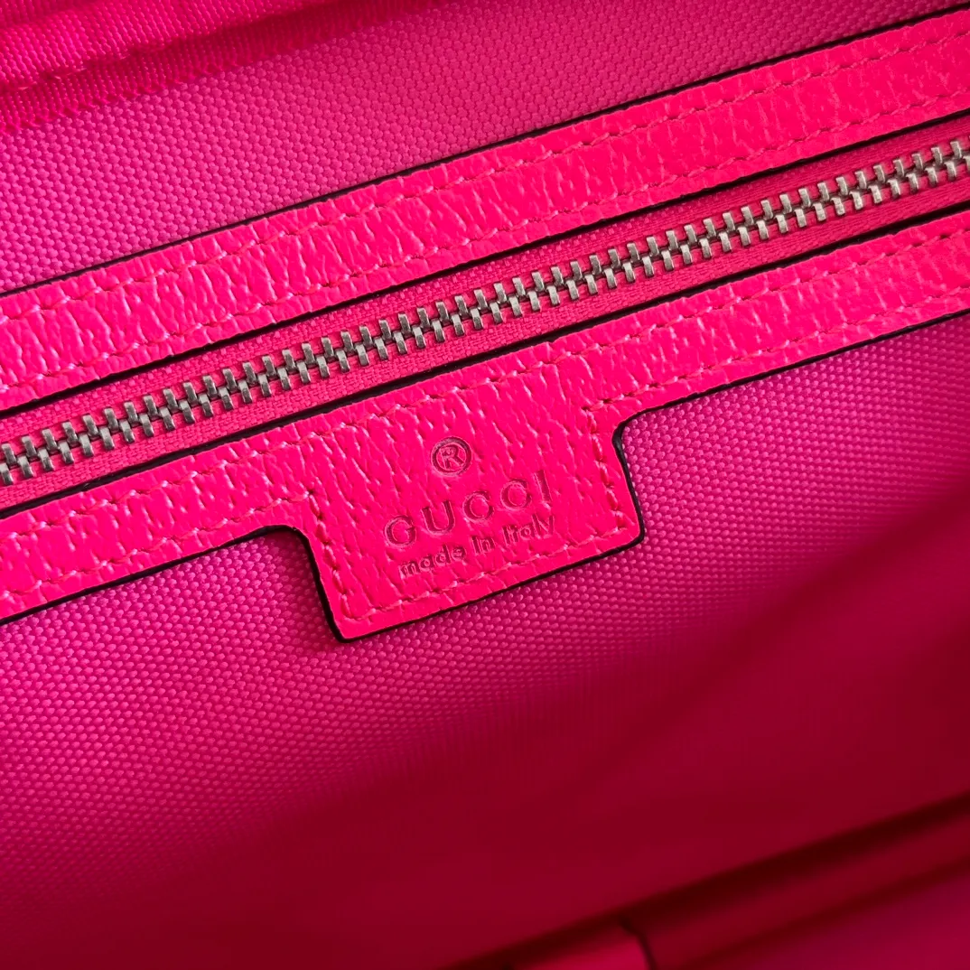 p960💋💋💋【With full counter packaging】In the 2025 early autumn series, Chinese artist Currynew reinterprets the brand logo, adding color to men's ready-to-wear, leather goods and accessories. This cross-body bag is crafted from coated fabric with the classic GG monogram pattern, cleverly integrated with Gucci prints and contrasting leather piping, making the entire design fuller. Beige and dark brown coated fabric with classic GG monogram pattern Bright pink leather trim Gucci print Currynew workmanship Cotton and linen blend lining Interior: 1 zip pocket Holds iPhone Plus, bi-fold wallet or card holder, and Airpods Removable canvas and leather shoulder strap (55cm high) Zip closure Ident No.: 839380. Dimensions: 27 cm (width) x 18 cm (height) x 7.5 cm (depth) Weight: about 0.61 kg Color: Purple silk screen/original leather.  Made in Italy