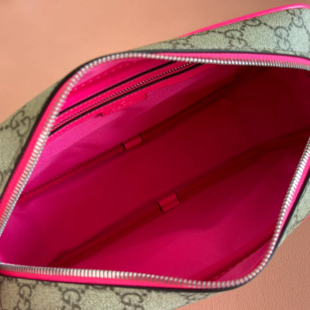 p960💋💋💋【With full counter packaging】In the 2025 early autumn series, Chinese artist Currynew reinterprets the brand logo, adding color to men's ready-to-wear, leather goods and accessories. This cross-body bag is crafted from coated fabric with the classic GG monogram pattern, cleverly integrated with Gucci prints and contrasting leather piping, making the entire design fuller. Beige and dark brown coated fabric with classic GG monogram pattern Bright pink leather trim Gucci print Currynew workmanship Cotton and linen blend lining Interior: 1 zip pocket Holds iPhone Plus, bi-fold wallet or card holder, and Airpods Removable canvas and leather shoulder strap (55cm high) Zip closure Ident No.: 839380. Dimensions: 27 cm (width) x 18 cm (height) x 7.5 cm (depth) Weight: about 0.61 kg Color: Purple silk screen/original leather.  Made in Italy