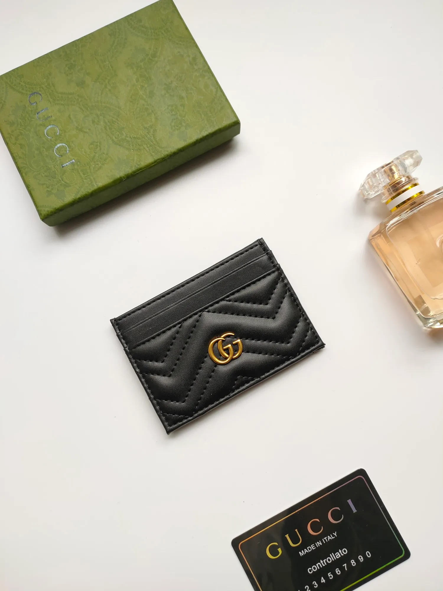 ¥90💰GUCCI’s new women’s card holder. GG Marmont card holder. Made of calfskin, quilted humanoid pattern and crafted with top-grade overseas hardware. Style number: 443127 full leather. GG Marmont card holder! Size: W10xH7cm. Comes with packaging box.