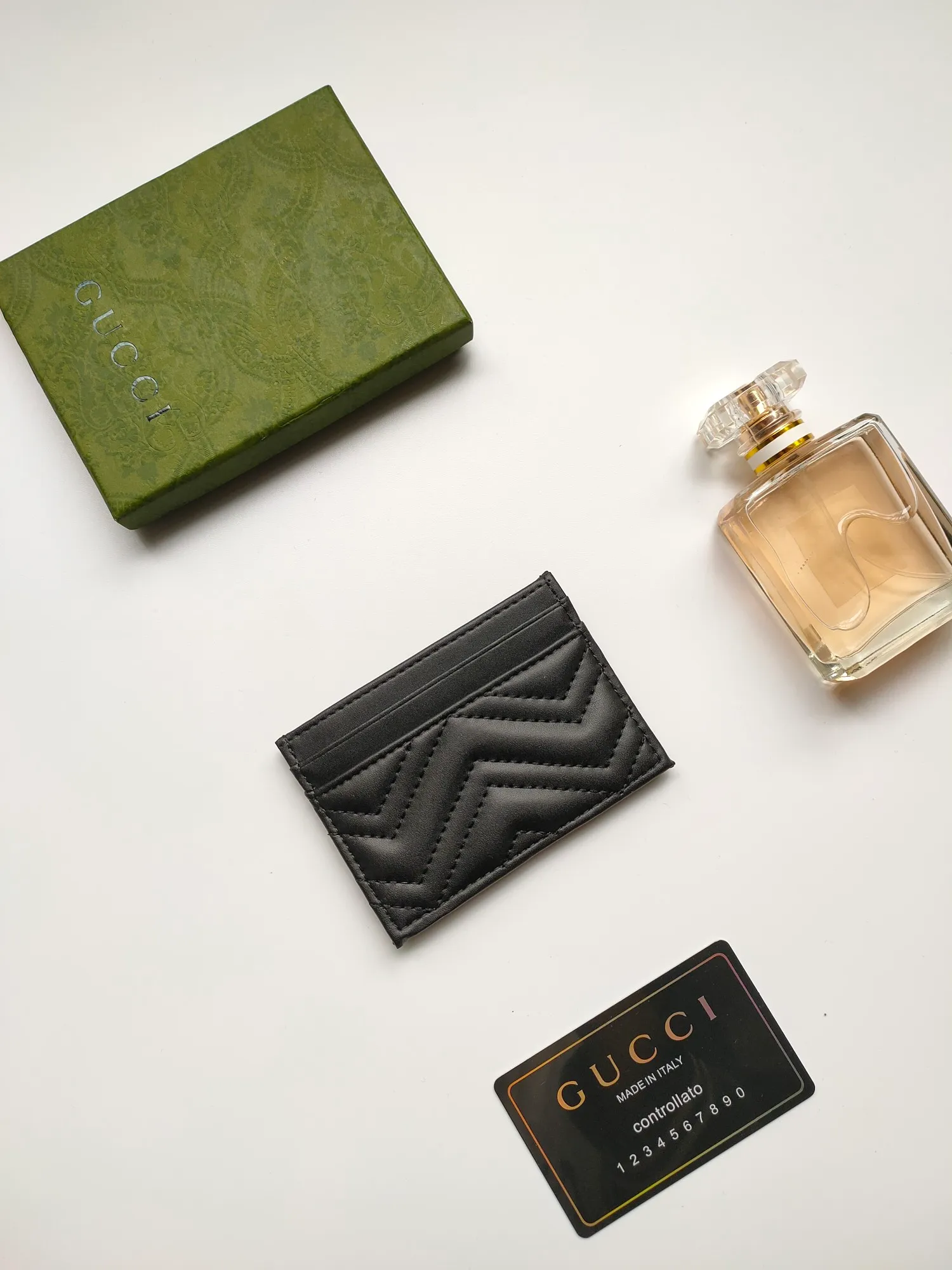 ¥90💰GUCCI’s new women’s card holder. GG Marmont card holder. Made of calfskin, quilted humanoid pattern and crafted with top-grade overseas hardware. Style number: 443127 full leather. GG Marmont card holder! Size: W10xH7cm. Comes with packaging box.