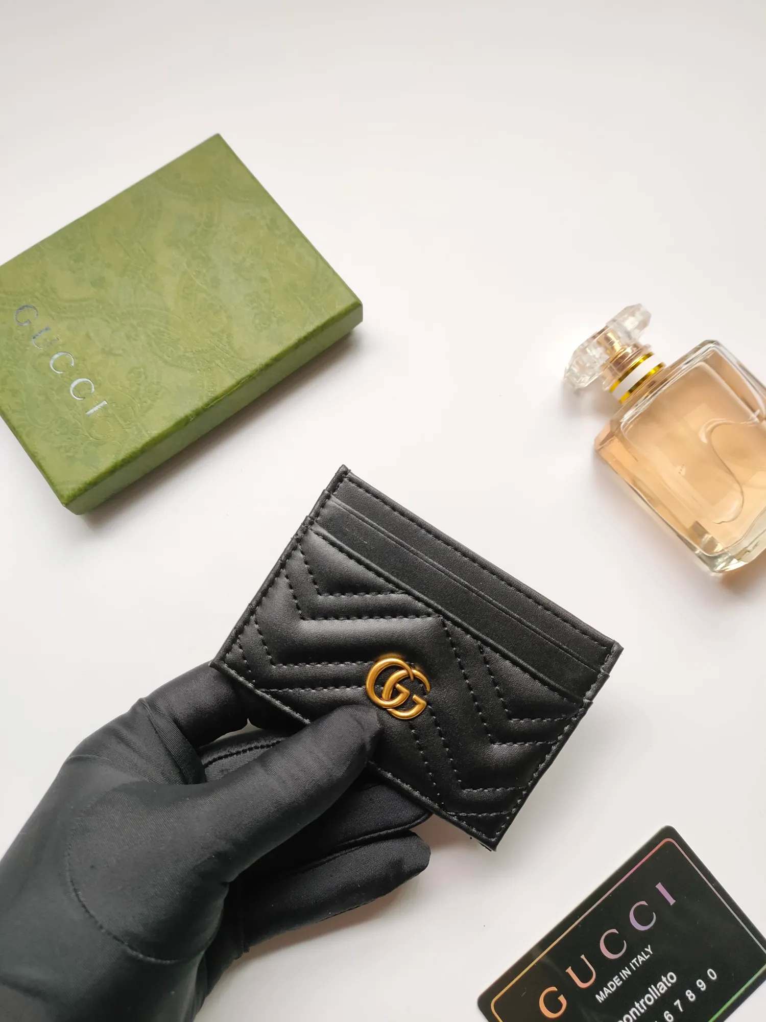 ¥90💰GUCCI’s new women’s card holder. GG Marmont card holder. Made of calfskin, quilted humanoid pattern and crafted with top-grade overseas hardware. Style number: 443127 full leather. GG Marmont card holder! Size: W10xH7cm. Comes with packaging box.