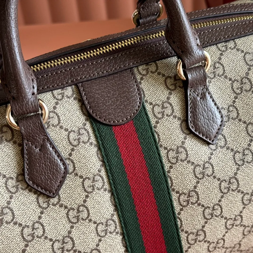 p1080. 💋💋💋"With full set of original counter packaging" [New Product] The Ophidia series dazzlingly presents novel silhouettes and functions. It is ingeniously interpreted in iconic beige and brown colors to create an innovative bag with soft texture. Beige and dark brown GG canvas Ankara red leather trim Light gold tone hardware Green cotton lining Double G webbing Interior: One zippered pocket Zip closure Ident number: 836824. Dimensions: 31cm (width) x 20cm (height) x 16.5cm (depth) Weight: approx. 0.8kg Color: Brown PVC. Made in Italy