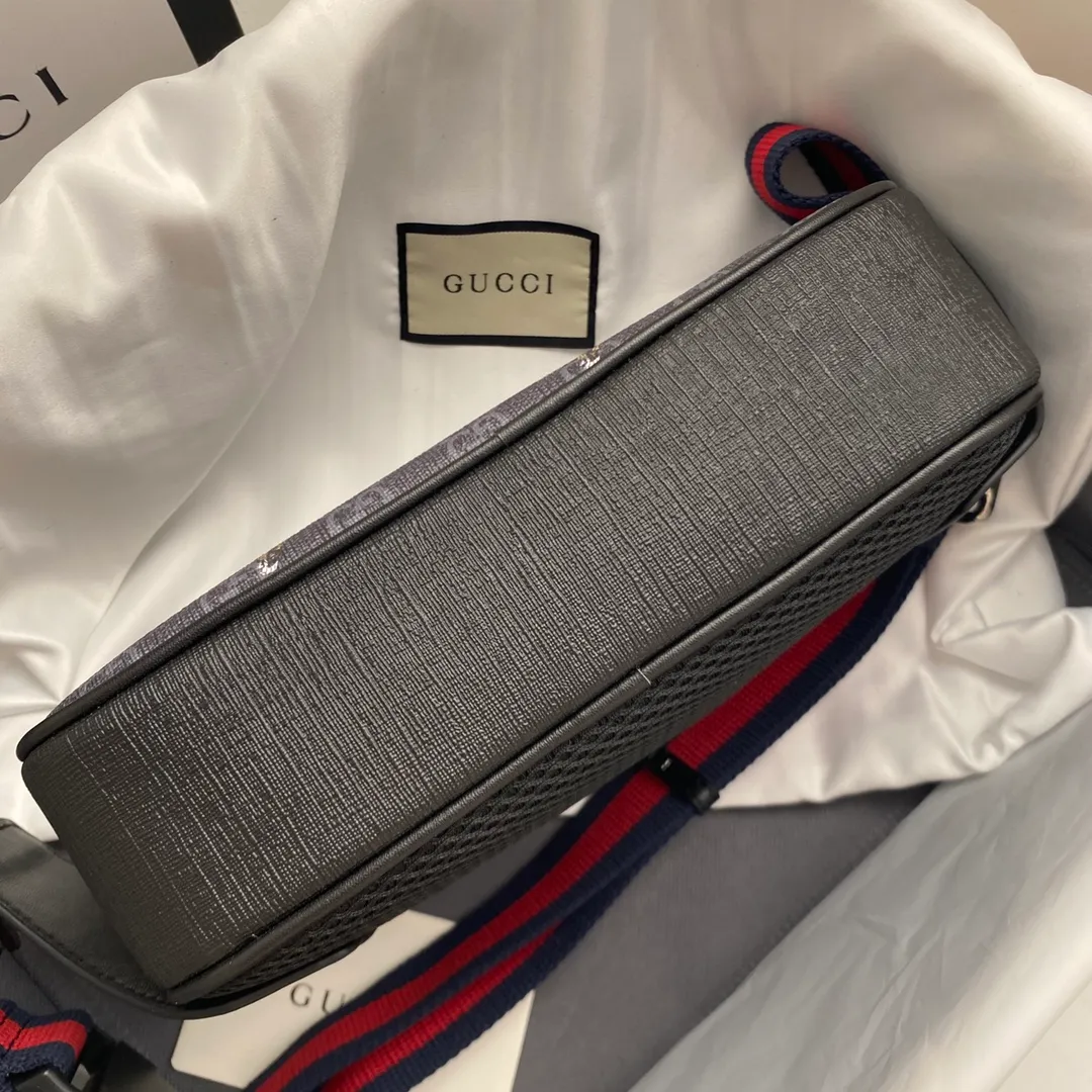 Actual shot #💰220 Style number: 474293 Size: 24*14*5.5 GUCCI men’s waist bag💪Re-engraved with heavy gold pattern👍Imported counter PVC material with first-layer cowhide replica. The leather is super soft🎊Customized counter original hardware👏YKK smooth zipper🏄🏻Perfect craftsmanship