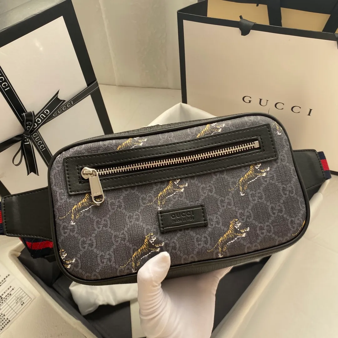 Actual shot #💰220 Style number: 474293 Size: 24*14*5.5 GUCCI men’s waist bag💪Re-engraved with heavy gold pattern👍Imported counter PVC material with first-layer cowhide replica. The leather is super soft🎊Customized counter original hardware👏YKK smooth zipper🏄🏻Perfect craftsmanship