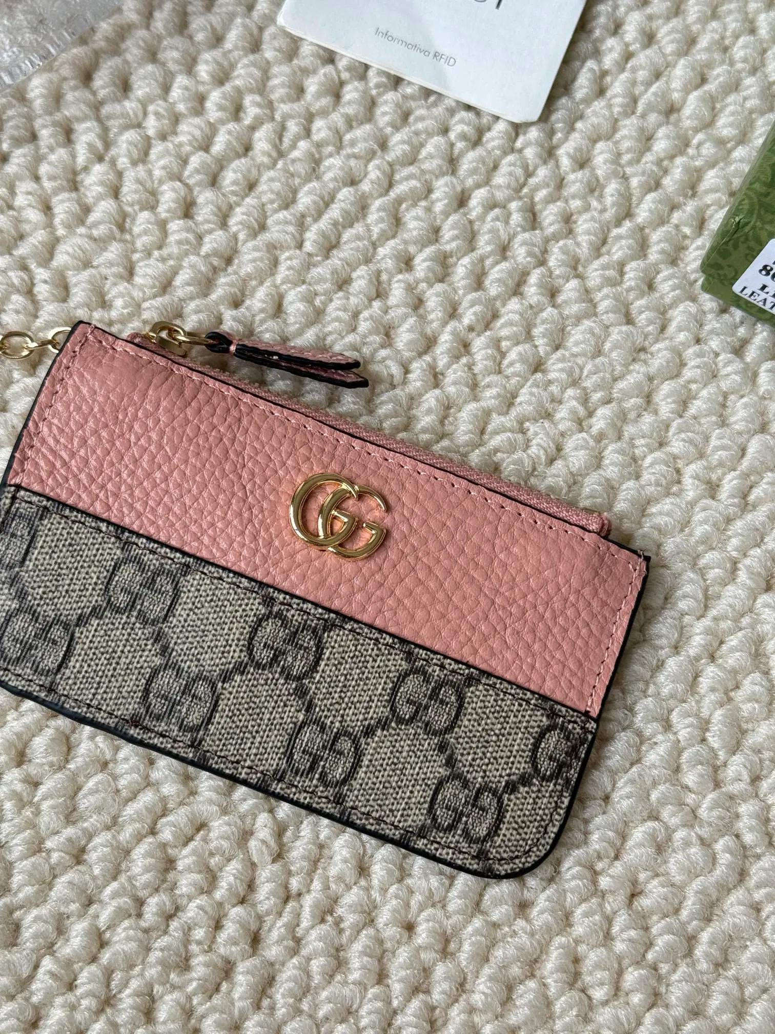 💰130 Gucci comes with box packaging and keychain card holder. The "Gucci March of Love" series has been updated to present multi-functional elements to interpret the brand's spirit of self-expression. Equipped with 3 card slots and a keychain hook, this model exudes a strong brand identity. Size: 12.5X7X1.5cm Number: 701070
