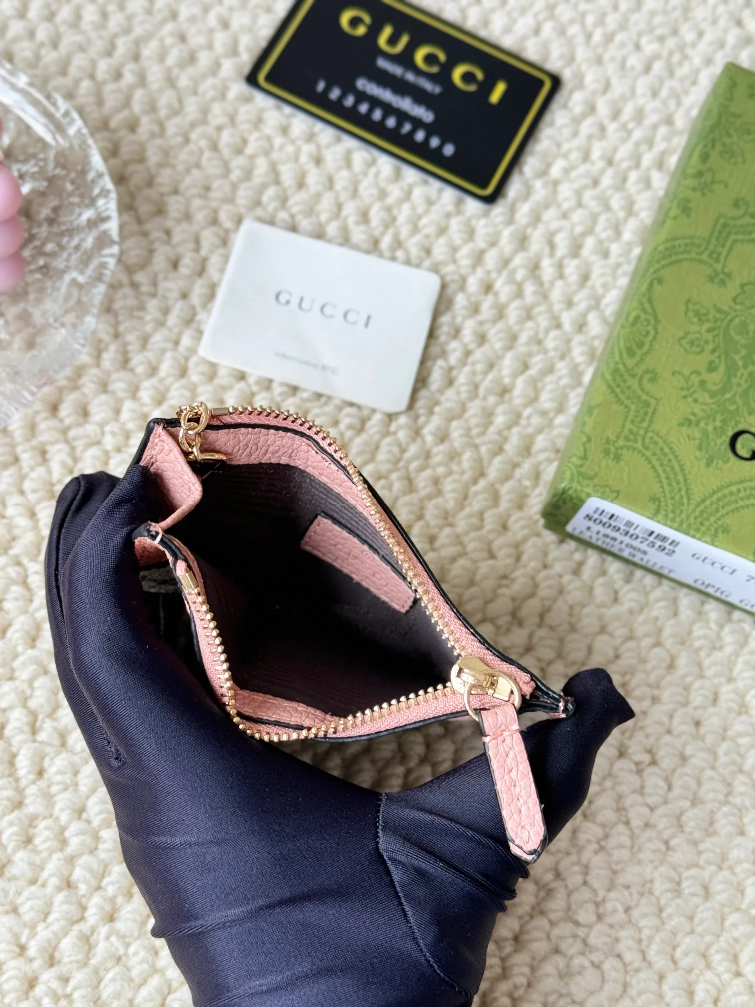 💰130 Gucci comes with box packaging and keychain card holder. The "Gucci March of Love" series has been updated to present multi-functional elements to interpret the brand's spirit of self-expression. Equipped with 3 card slots and a keychain hook, this model exudes a strong brand identity. Size: 12.5X7X1.5cm Number: 701070