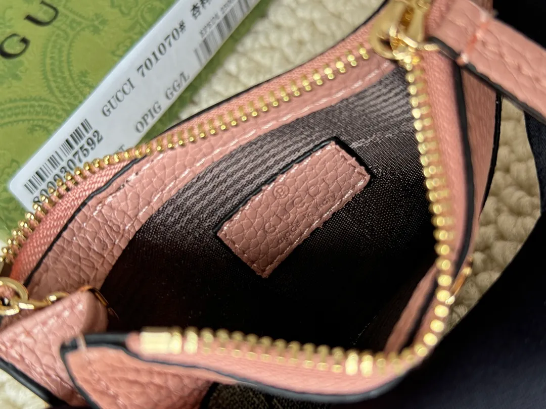 💰130 Gucci comes with box packaging and keychain card holder. The "Gucci March of Love" series has been updated to present multi-functional elements to interpret the brand's spirit of self-expression. Equipped with 3 card slots and a keychain hook, this model exudes a strong brand identity. Size: 12.5X7X1.5cm Number: 701070