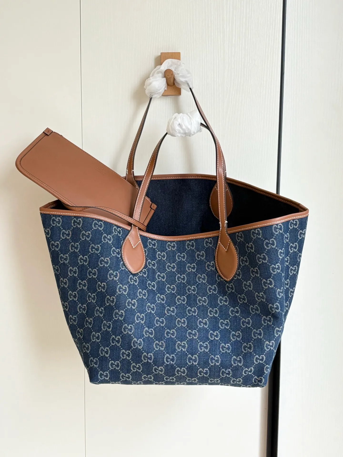 Actual shot #💰340 Model: 820481 Large Size: 30.5x 28cmx 27cm The Gucci Totissima series combines the word "tote" with the superlative word "issima" in Italian, highlighting the practical function and timeless background of this handbag. This medium tote bag comes with a removable clutch. Detachable clutch: 21.5cmx 12.5cm
