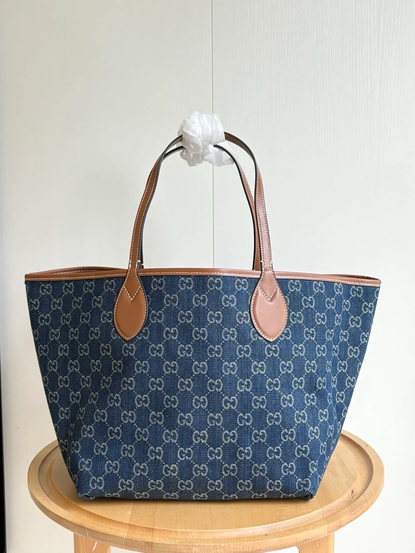 Actual shot #💰340 Model: 820481 Large Size: 30.5x 28cmx 27cm The Gucci Totissima series combines the word "tote" with the superlative word "issima" in Italian, highlighting the practical function and timeless background of this handbag. This medium tote bag comes with a removable clutch. Detachable clutch: 21.5cmx 12.5cm