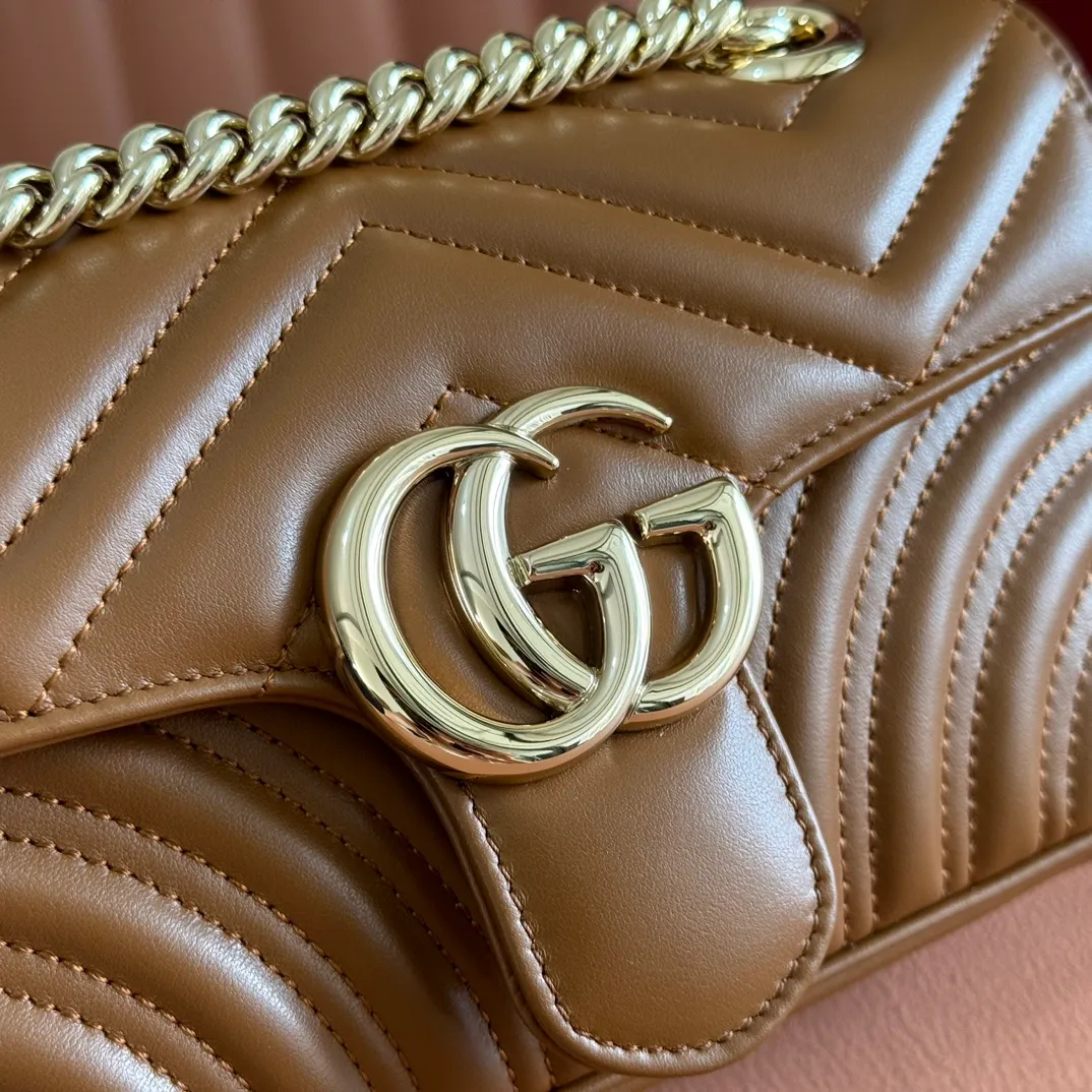 p1100💋💋💋Original leather [full counter configuration] GG Marmont series quilted mini handbag. This GG Marmont series mini handbag is made of highly recognizable shape, neutral new brown quilted V-shaped leather material, slightly stiff body, flip-top closure design, and double G accessories. This handbag adopts a diversified carrying design, and you can easily switch between a shoulder bag and a handbag by sliding the metal chain easily. New brown quilted V-shaped leather, gold-tone hardware, cotton and linen blend lining Double G, sliding chain strap that can be used as a shoulder strap (55cm high) or top handle (30cm high). Can also be used as a crossbody bag. Spring buckle flip cover, weight: about 0.6 kg. Model: 446744. Dimensions: 22 (W) x 13 (H) x 6cm (D) Color: New Brown Full Leather/Original Leather. Made in Italy