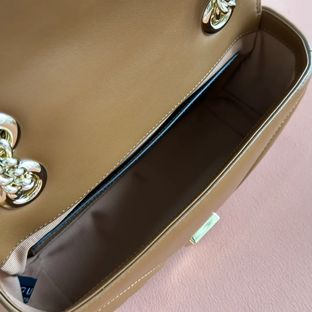 p1100💋💋💋Original leather [full counter configuration] GG Marmont series quilted mini handbag. This GG Marmont series mini handbag is made of highly recognizable shape, neutral new brown quilted V-shaped leather material, slightly stiff body, flip-top closure design, and double G accessories. This handbag adopts a diversified carrying design, and you can easily switch between a shoulder bag and a handbag by sliding the metal chain easily. New brown quilted V-shaped leather, gold-tone hardware, cotton and linen blend lining Double G, sliding chain strap that can be used as a shoulder strap (55cm high) or top handle (30cm high). Can also be used as a crossbody bag. Spring buckle flip cover, weight: about 0.6 kg. Model: 446744. Dimensions: 22 (W) x 13 (H) x 6cm (D) Color: New Brown Full Leather/Original Leather. Made in Italy