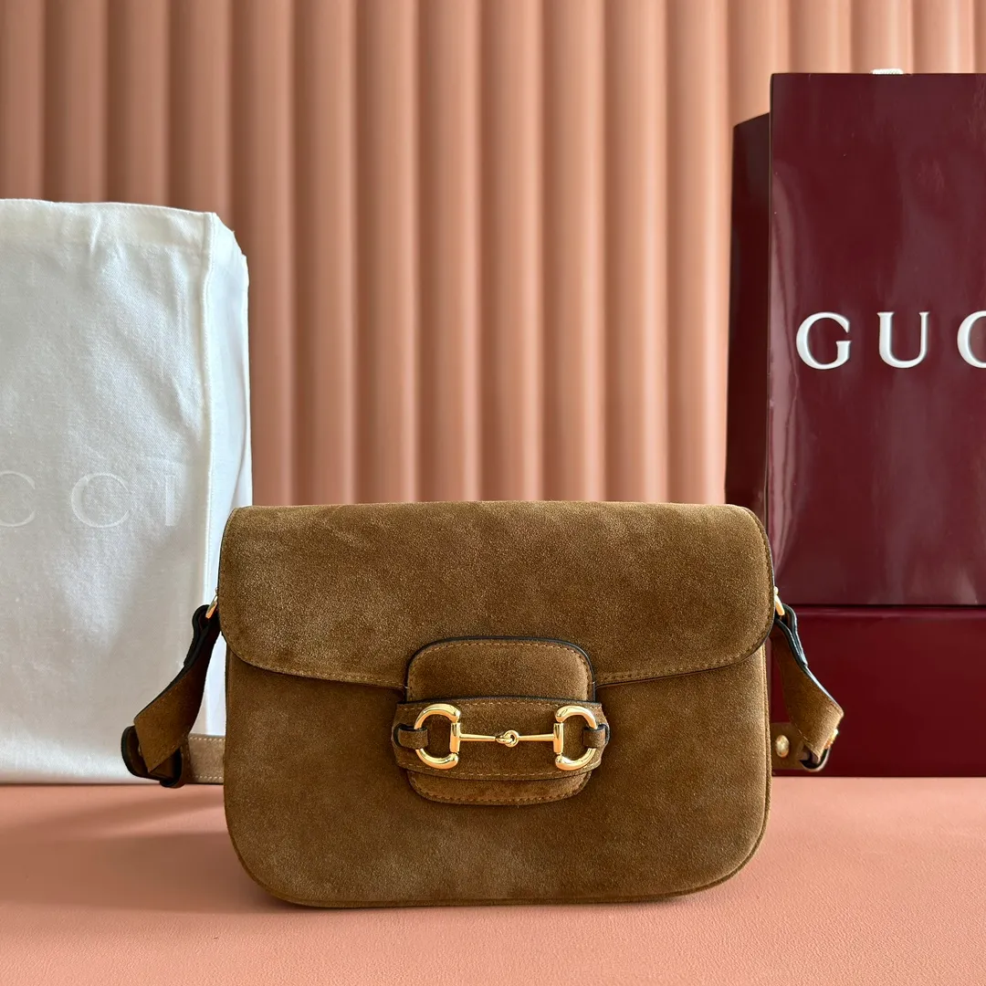 p1420💋💋💋【Full set of counter packaging】2025 autumn and winter series, this shoulder bag reproduces the brand's equestrian style design, integrating light golden tone details and suede material, with double rings and long accessories, adding to the Gucci Horsebit 1955 series. Made of brown suede. Gold-tone hardware. Brown leather lining. Horsebit fastening. Interior: One open pocket. Triple-stitched compartments. Adjustable shoulder strap: Height: 28cm – 50cm; Length: 71cm – 114cm. Model number: 847063. Dimensions: 26cm (width) x 17.5cm (height) x 10cm (depth) Weight: approx. 0.85kg Color: brown matte/original leather.