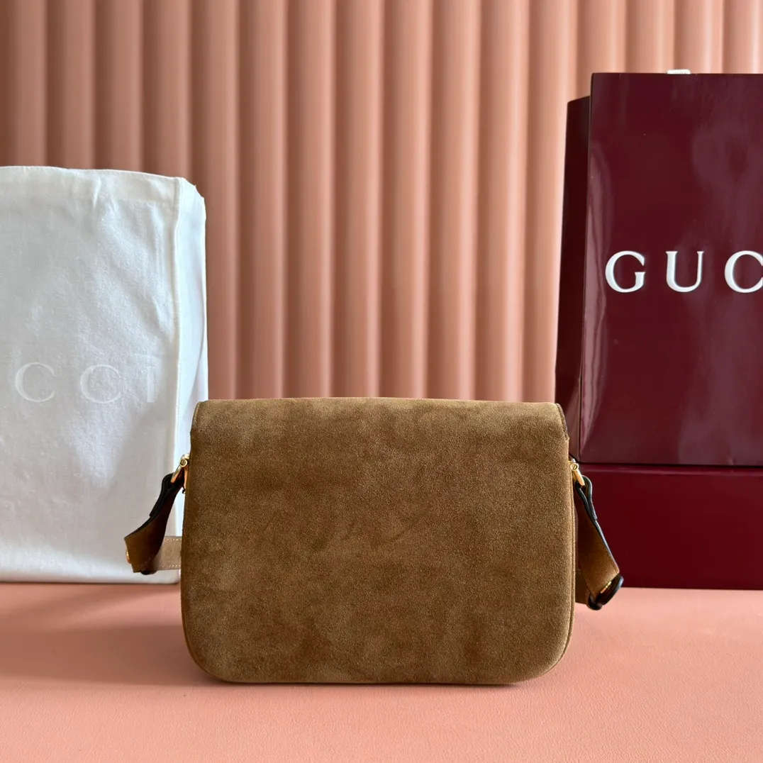 p1420💋💋💋【Full set of counter packaging】2025 autumn and winter series, this shoulder bag reproduces the brand's equestrian style design, integrating light golden tone details and suede material, with double rings and long accessories, adding to the Gucci Horsebit 1955 series. Made of brown suede. Gold-tone hardware. Brown leather lining. Horsebit fastening. Interior: One open pocket. Triple-stitched compartments. Adjustable shoulder strap: Height: 28cm – 50cm; Length: 71cm – 114cm. Model number: 847063. Dimensions: 26cm (width) x 17.5cm (height) x 10cm (depth) Weight: approx. 0.85kg Color: brown matte/original leather.