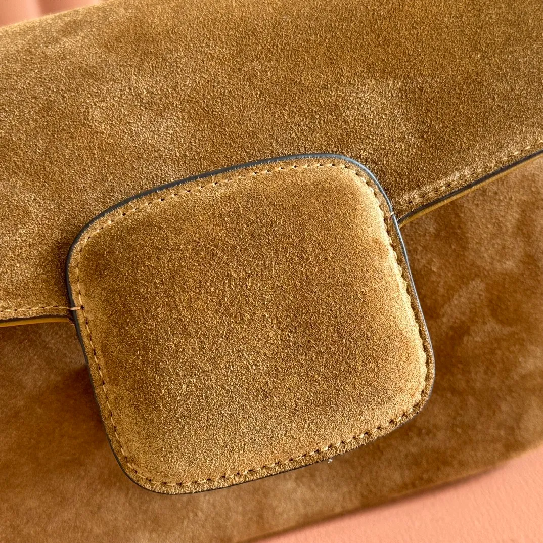 p1420💋💋💋【Full set of counter packaging】2025 autumn and winter series, this shoulder bag reproduces the brand's equestrian style design, integrating light golden tone details and suede material, with double rings and long accessories, adding to the Gucci Horsebit 1955 series. Made of brown suede. Gold-tone hardware. Brown leather lining. Horsebit fastening. Interior: One open pocket. Triple-stitched compartments. Adjustable shoulder strap: Height: 28cm – 50cm; Length: 71cm – 114cm. Model number: 847063. Dimensions: 26cm (width) x 17.5cm (height) x 10cm (depth) Weight: approx. 0.85kg Color: brown matte/original leather.