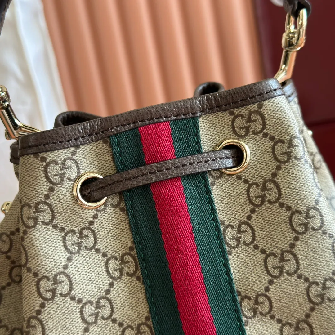 p1000. 💋💋💋"With full set of original counter packaging" [New Product] The Ophidia series ingeniously interprets novel silhouettes and functions, with iconic beige and brown colors, creating a bag with soft texture and fashionable style. The flap is trimmed with signature webbing. Beige and dark brown GG monogram coated fabric Brown leather trim Light gold-toned hardware Green linen-cotton blend lining Double G webbing Item number: 841313. Dimensions: 22x21.5x13cm. Color: Brown/PVC. Made in Italy