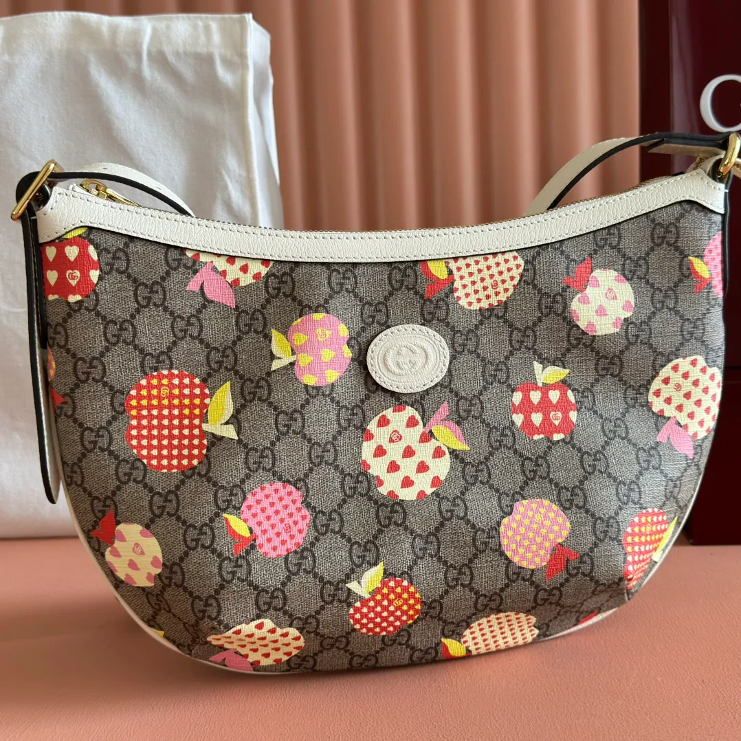 p800. 💋💋💋【Original leather accessories🌈 Equipped with full counter packaging】🔥🔥 GG series👉2021 latest model, the classic retro style is definitely a rare model in this series suitable for all ages. The Ophidia series continues to grow and develop, and will bring stunning new products every season. This handbag is part of the Epilogue collection and features a removable shoulder strap. The square retro shape combines the brand's classic striped webbing and Double G styling accessories, and the handbag is made of the brand's iconic Double G pattern. Model: 598125. Size: 30*22*5.5cm. Color: Apple