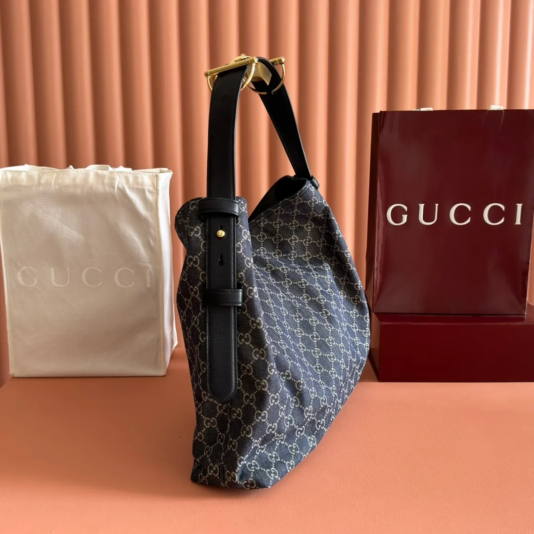 p1240💋💋💋【With full set of original counter gift bag packaging】2025 autumn and winter series, Gucci Beatrix series handbags are crafted from black cow leather material and equipped with iconic horsebit detail shoulder straps, adding brand connotation to the casual silhouette. Gold-toned accessories add a refined touch, and a zippered pocket inside keeps daily essentials secure. Combining elegant design with practical performance, it easily accommodates daily essentials. Black soft glossy calf leather Gold-tone hardware Black cotton and linen blend lining Horsebit detail on shoulder strap Interior: Zip pocket Adjustable shoulder strap Height: 26cm - 33cm; Length: 94cm Ident: 850546. Dimensions: 40cm (W) x 36cm (H) x 12cm (D) Weight: Approx. 1kg Colour: Blue denim. Made in Italy