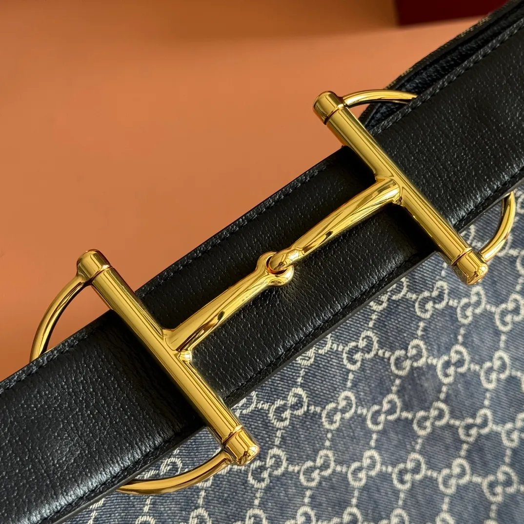p1240💋💋💋【With full set of original counter gift bag packaging】2025 autumn and winter series, Gucci Beatrix series handbags are crafted from black cow leather material and equipped with iconic horsebit detail shoulder straps, adding brand connotation to the casual silhouette. Gold-toned accessories add a refined touch, and a zippered pocket inside keeps daily essentials secure. Combining elegant design with practical performance, it easily accommodates daily essentials. Black soft glossy calf leather Gold-tone hardware Black cotton and linen blend lining Horsebit detail on shoulder strap Interior: Zip pocket Adjustable shoulder strap Height: 26cm - 33cm; Length: 94cm Ident: 850546. Dimensions: 40cm (W) x 36cm (H) x 12cm (D) Weight: Approx. 1kg Colour: Blue denim. Made in Italy