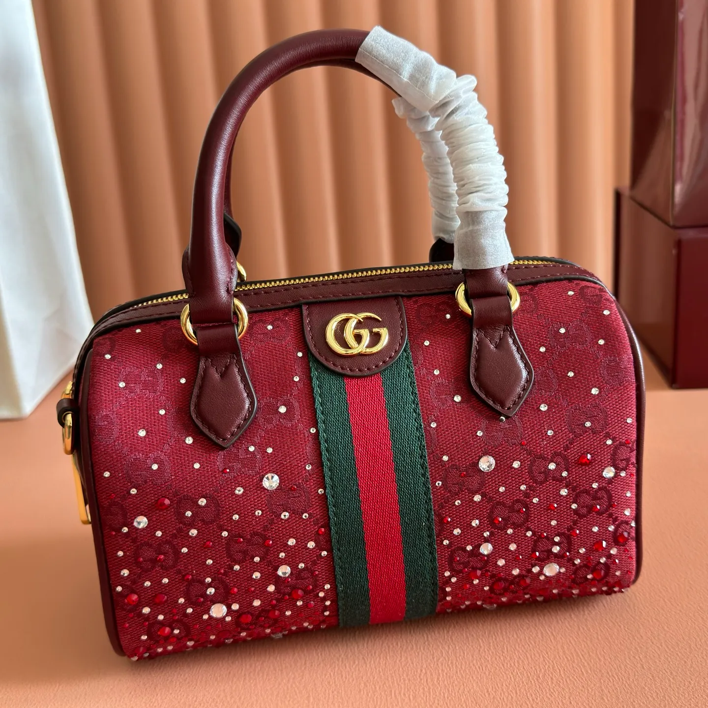 p1120💋💋💋[Original leather configuration counter complete package] The Ophidia series pays tribute to the brand heritage with its iconic striped webbing and light gold tone double G logo, and is crafted with gradient effect imitation crystals to highlight its dazzling brilliance. Gucci Ancora GG canvas with gradient effect crystals Gucci Ancora leather trim Light gold-tone hardware Rosso Ancora cotton and linen lining Double G webbing Interior: One open pocket Carry handle (10 cm high) Detachable and adjustable shoulder strap 45 cm - 56 cm; Length: 100 cm - 115 cm Zipper closure Ident: 841294. Dimensions: 21 cm (width) x 13 cm (height) x 11 cm (depth) Weight: approx. 0.5 kg Colour: Crystal Anchor Red Created in Italy