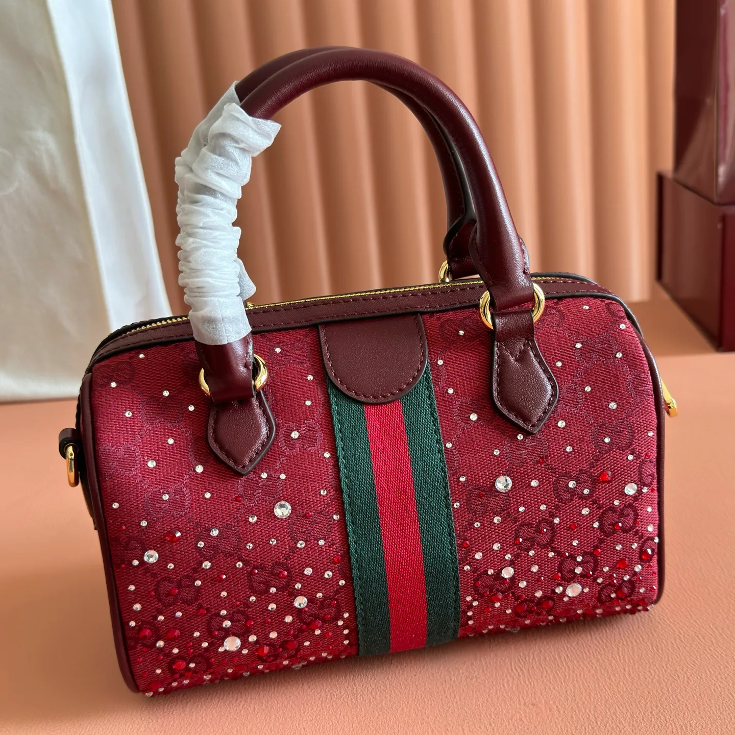 p1120💋💋💋[Original leather configuration counter complete package] The Ophidia series pays tribute to the brand heritage with its iconic striped webbing and light gold tone double G logo, and is crafted with gradient effect imitation crystals to highlight its dazzling brilliance. Gucci Ancora GG canvas with gradient effect crystals Gucci Ancora leather trim Light gold-tone hardware Rosso Ancora cotton and linen lining Double G webbing Interior: One open pocket Carry handle (10 cm high) Detachable and adjustable shoulder strap 45 cm - 56 cm; Length: 100 cm - 115 cm Zipper closure Ident: 841294. Dimensions: 21 cm (width) x 13 cm (height) x 11 cm (depth) Weight: approx. 0.5 kg Colour: Crystal Anchor Red Created in Italy