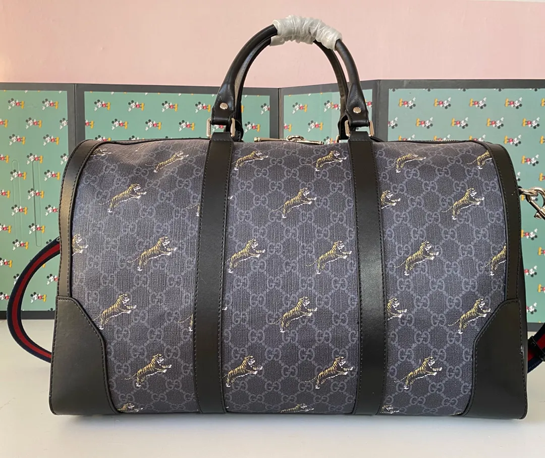 💰380 🆕GUCCI💝💝The latest small travel bag💗The texture is super soft and made of soft GG Supreme high-grade man-made canvas. This material is a softer version of GG Supreme high-grade man-made canvas. It is covered with microfiber fabric, decorated with GG patterns, and matched with black imported cowhide piping. It is full of personality! Comes with a detachable webbing shoulder strap. Style number: 474131 Kehu. Size: 45*27*24
