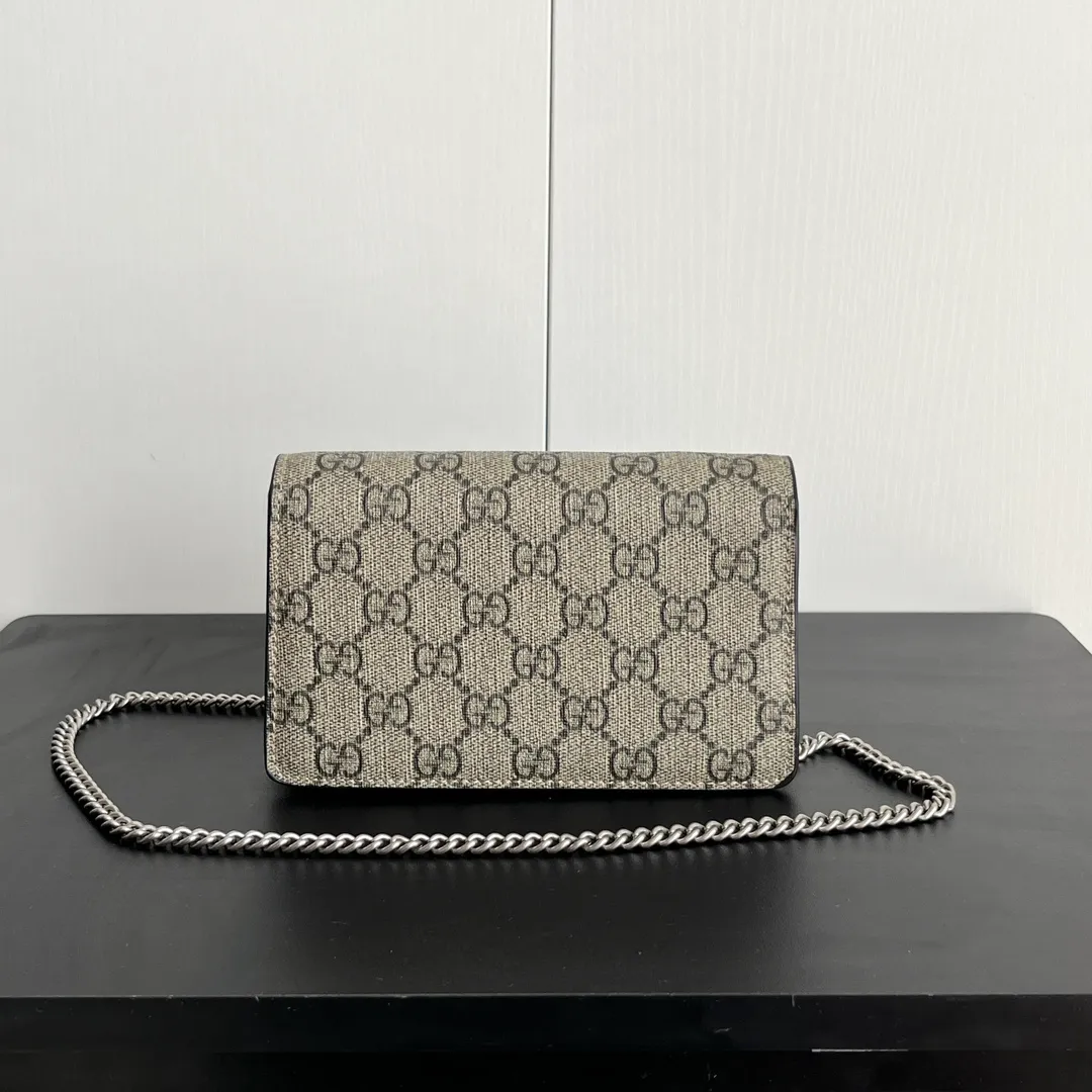 Actual shot #💰240 with box Model: 476432 Khaki Size: 16.5x10x4.5cm 𝙂𝙪𝙘𝙘𝙞 𝘿𝙞𝙤𝙣𝙮𝙨𝙪𝙨 𝙈𝙞𝙣𝙞 16.5 Xiaogujia’s entry-level small bag is recommended. It’s not worth mentioning. It’s a classic model that can be said to be the symbol of Xiaogujia. The classic mini Dionysian buckle is paired with calfskin. This bag has a very high appearance rate. It is simply a tool for daily wear and is very popular on the street❗️