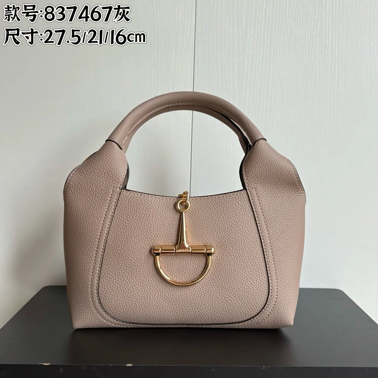 Upgraded version of real shot #💰300 Style number: 837467 gray Size: 27.5X21X16～ Gucci Softbit series small shoulder bag, ingeniously integrated with the brand's classic equestrian style accessories with half horse bit shape. The handle is 15 cm high and can be opened and closed with a magnetic buckle.
