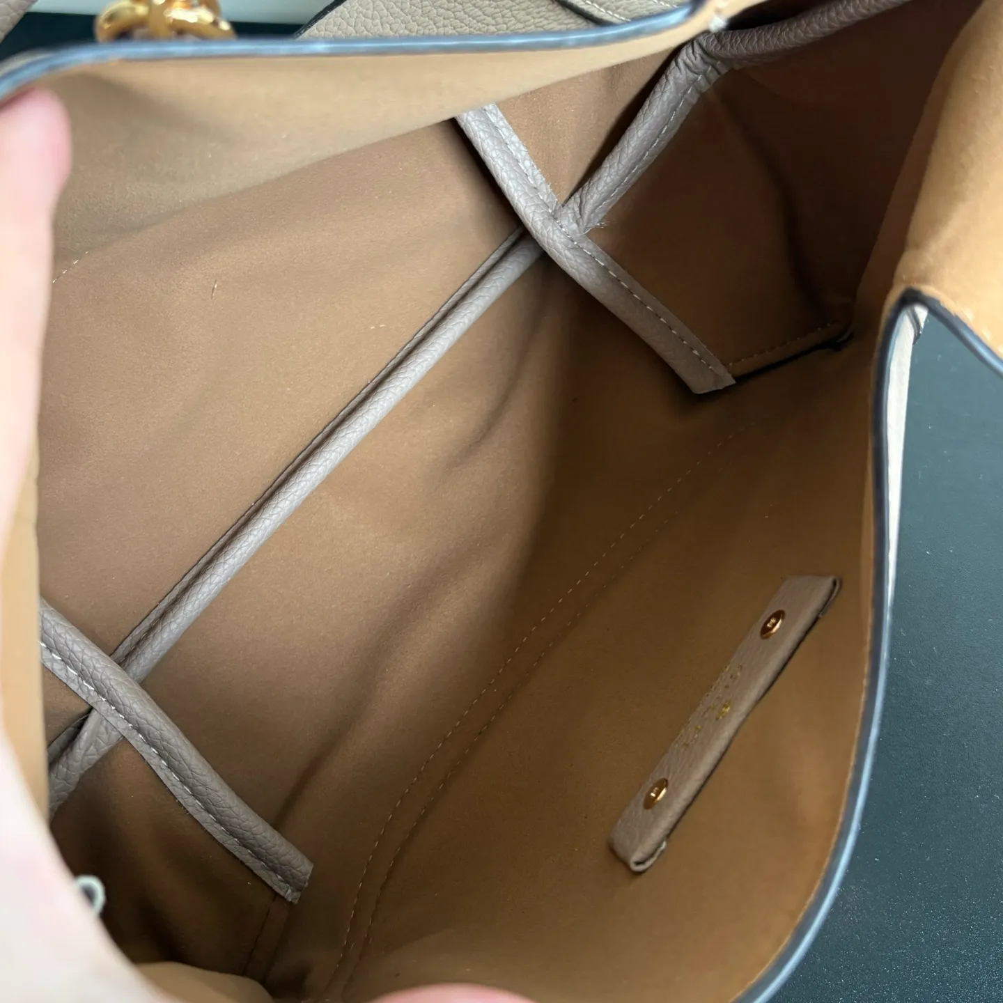 Upgraded version of real shot #💰300 Style number: 837467 gray Size: 27.5X21X16～ Gucci Softbit series small shoulder bag, ingeniously integrated with the brand's classic equestrian style accessories with half horse bit shape. The handle is 15 cm high and can be opened and closed with a magnetic buckle.