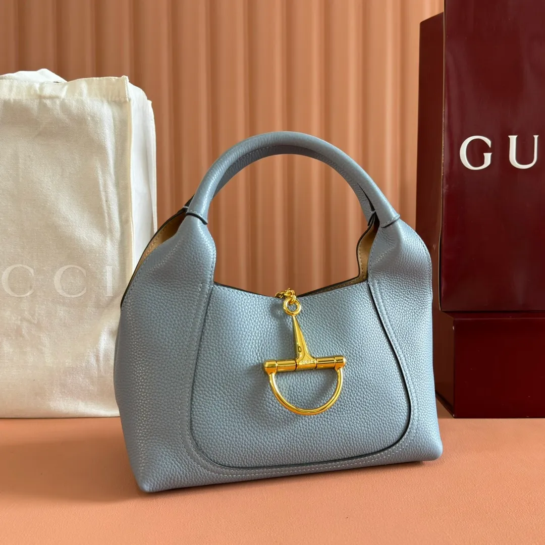 p1280. 🐴🐴🐴【Full set of packaging at the counter】This Gucci Softbit series shoulder bag is ingeniously integrated with the brand's classic equestrian style accessories in the shape of a large half-horse bit. Anchor red grained calf leather Light gold tone hardware Brown microfiber lining Half horsebit closure Holds iPhone Pro Max/Plus, Airpods, long wallet and lipstick Handle height: 15cm Magnetic closure Model: 837467 Dimensions: 27.5cm (W) x 21cm (H) x 16cm (D) Weight: approx. 0.6kg Color: Blue/original leather. Made in Italy