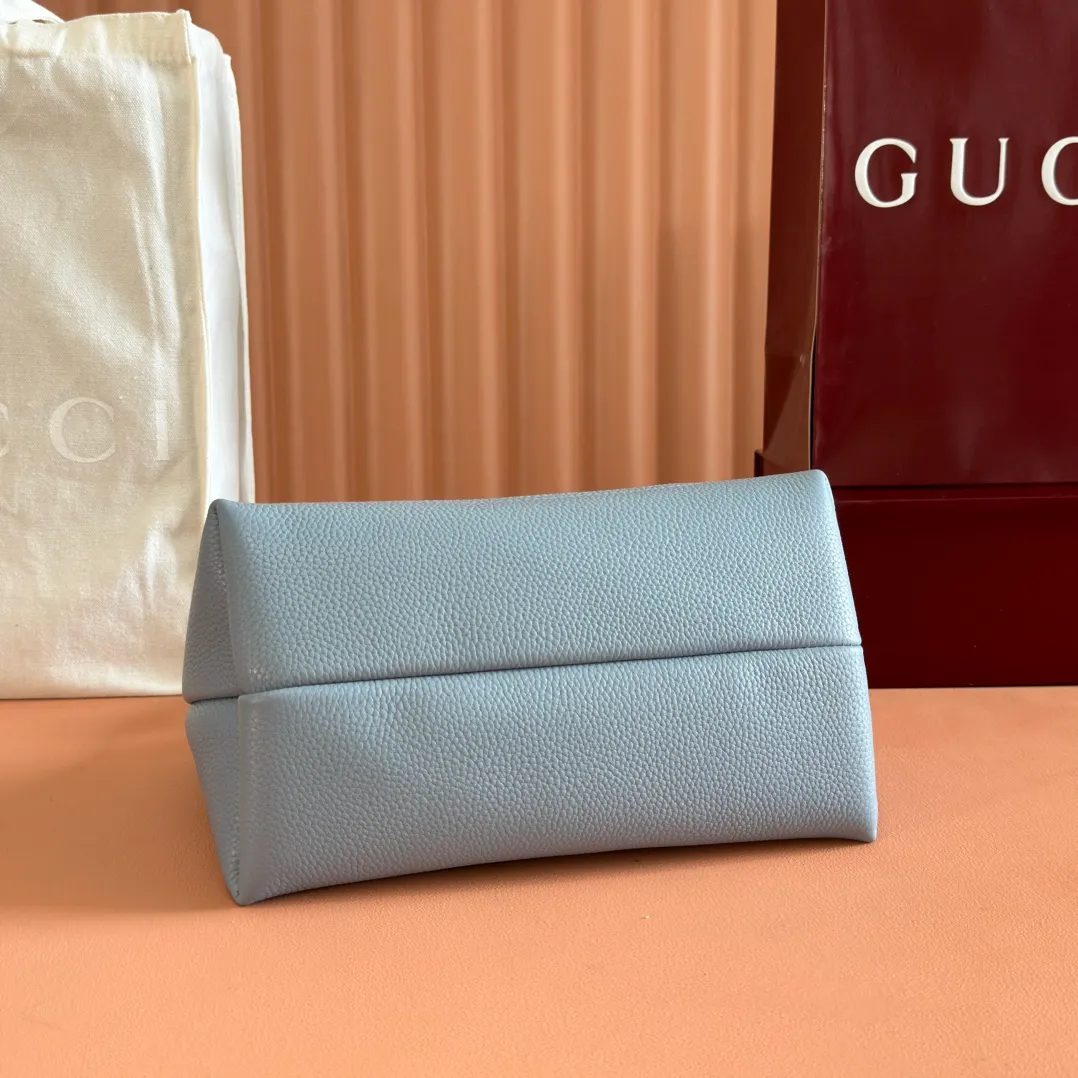 p1280. 🐴🐴🐴【Full set of packaging at the counter】This Gucci Softbit series shoulder bag is ingeniously integrated with the brand's classic equestrian style accessories in the shape of a large half-horse bit. Anchor red grained calf leather Light gold tone hardware Brown microfiber lining Half horsebit closure Holds iPhone Pro Max/Plus, Airpods, long wallet and lipstick Handle height: 15cm Magnetic closure Model: 837467 Dimensions: 27.5cm (W) x 21cm (H) x 16cm (D) Weight: approx. 0.6kg Color: Blue/original leather. Made in Italy