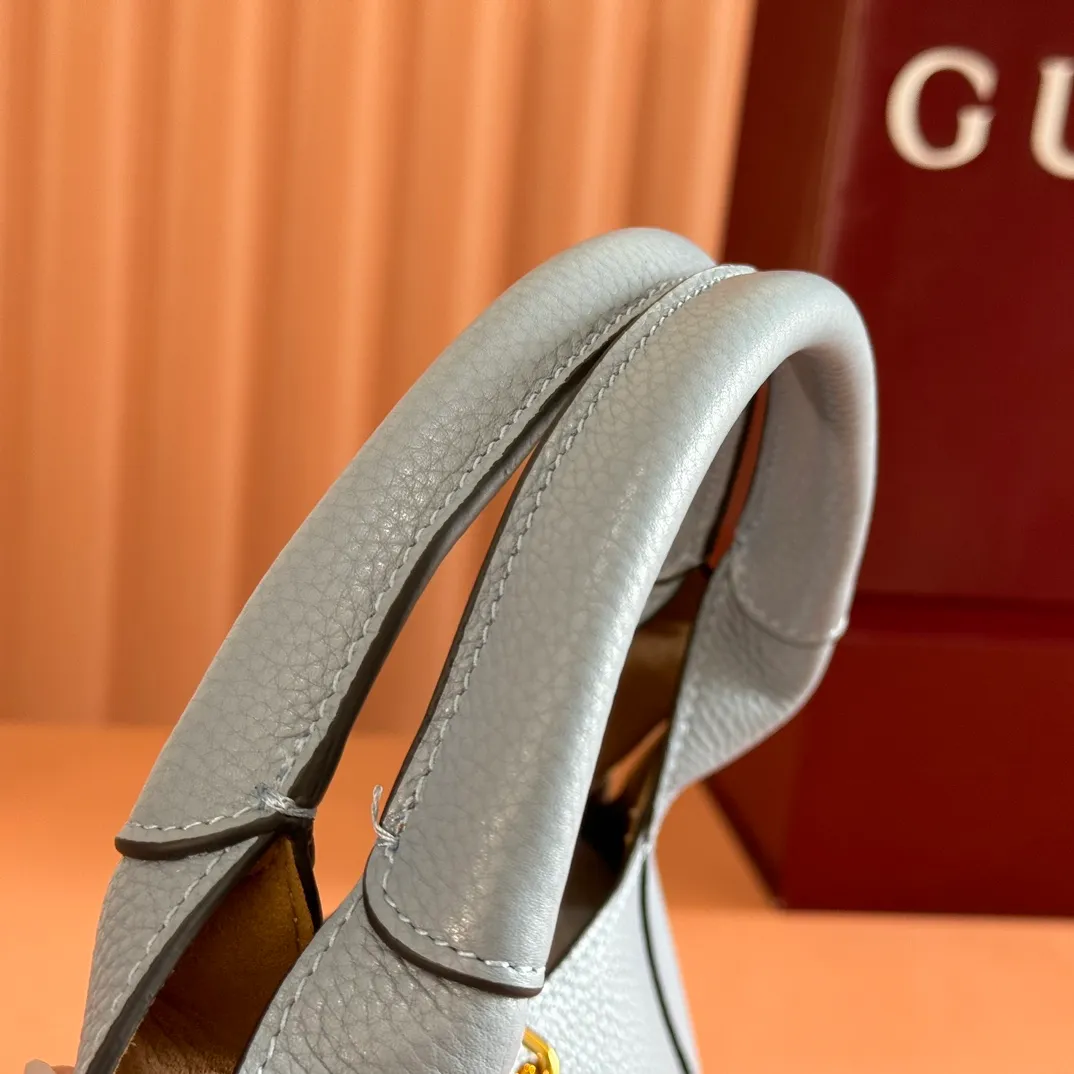 p1280. 🐴🐴🐴【Full set of packaging at the counter】This Gucci Softbit series shoulder bag is ingeniously integrated with the brand's classic equestrian style accessories in the shape of a large half-horse bit. Anchor red grained calf leather Light gold tone hardware Brown microfiber lining Half horsebit closure Holds iPhone Pro Max/Plus, Airpods, long wallet and lipstick Handle height: 15cm Magnetic closure Model: 837467 Dimensions: 27.5cm (W) x 21cm (H) x 16cm (D) Weight: approx. 0.6kg Color: Blue/original leather. Made in Italy