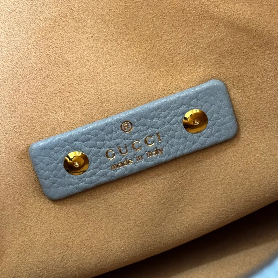 p1280. 🐴🐴🐴【Full set of packaging at the counter】This Gucci Softbit series shoulder bag is ingeniously integrated with the brand's classic equestrian style accessories in the shape of a large half-horse bit. Anchor red grained calf leather Light gold tone hardware Brown microfiber lining Half horsebit closure Holds iPhone Pro Max/Plus, Airpods, long wallet and lipstick Handle height: 15cm Magnetic closure Model: 837467 Dimensions: 27.5cm (W) x 21cm (H) x 16cm (D) Weight: approx. 0.6kg Color: Blue/original leather. Made in Italy