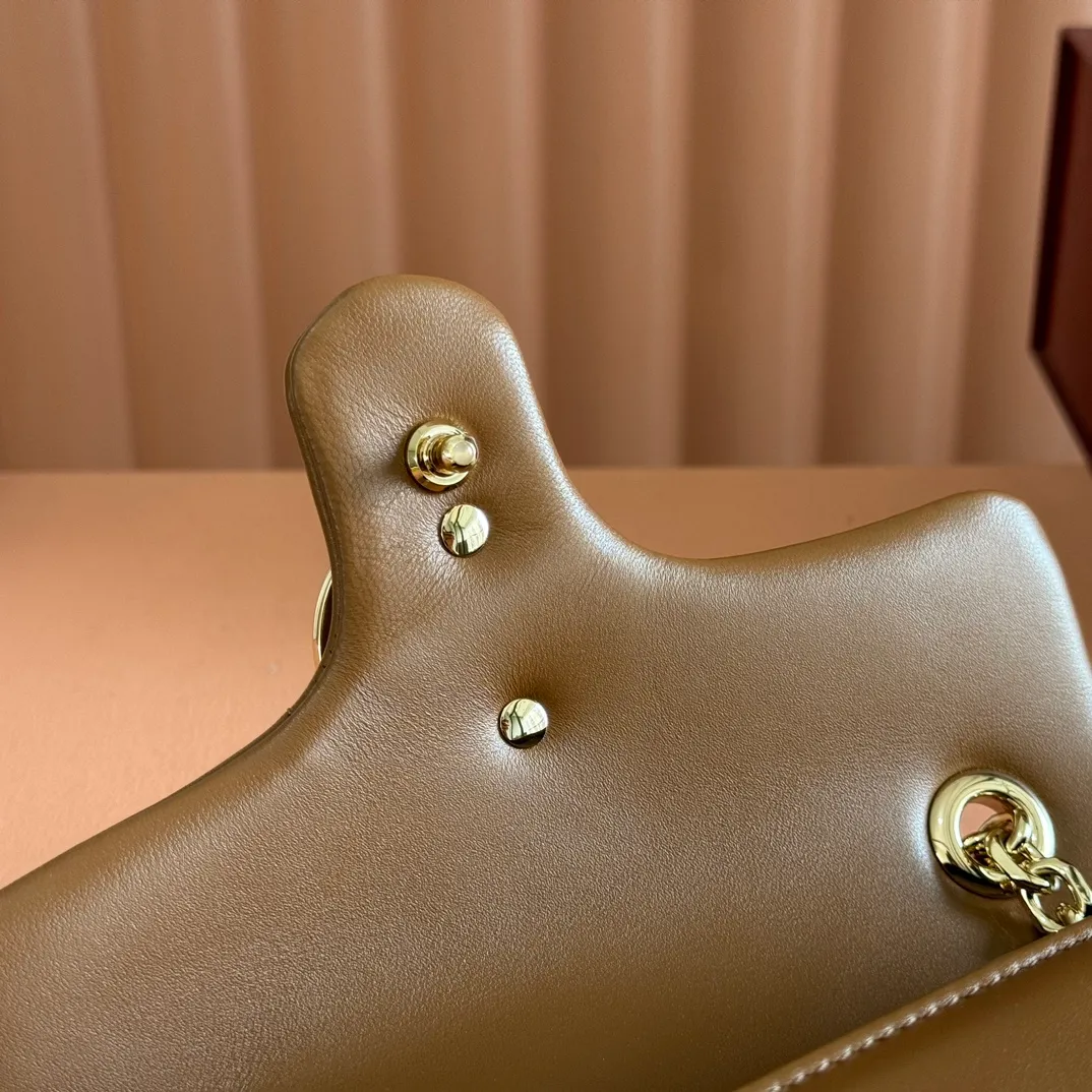 p1300. 💋💋💋Imported original sheepskin top quality workmanship [equipped with full counter packaging] The brand's iconic GG Marmont series is ingeniously integrated with double G styling accessories and faceted chain straps, and soft leather is selected to create a soft-lined bag shape. White V-shaped Matelassé sheepskin. Light gold-tone hardware. Gucci ankara red viscose lining. Interior: One open pocket. Sliding chain strap that can be used as a shoulder strap (55 cm high). Snap-lock flap. Ident.: 837280. Dimensions: 22cm (width) x 12.5cm (height) x 6cm (depth) Weight: about 0.55kg Color: brown full leather/original leather. Made in Italy